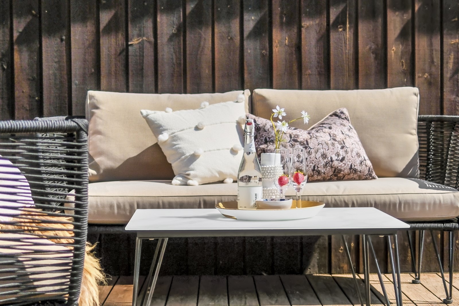 Uteområdet tilbyr rikelig med plass til utemøbler og grill. Galleribilde