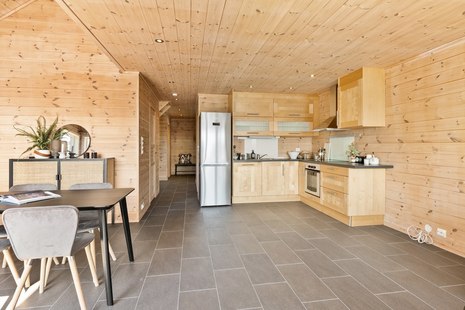 Kjøkkenet består av profilerte fronter og laminert benkeplate. Galleribilde