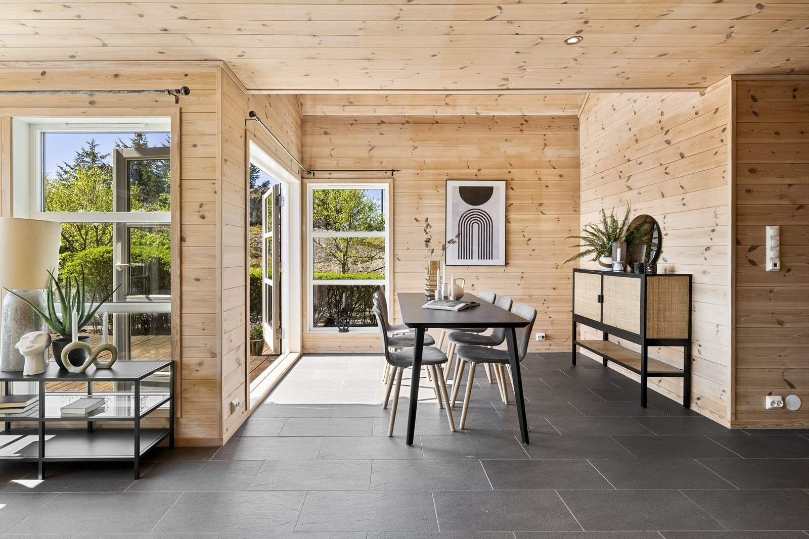 Oppholdsrommet består av stue- og kjøkken i åpen løsning. Galleribilde