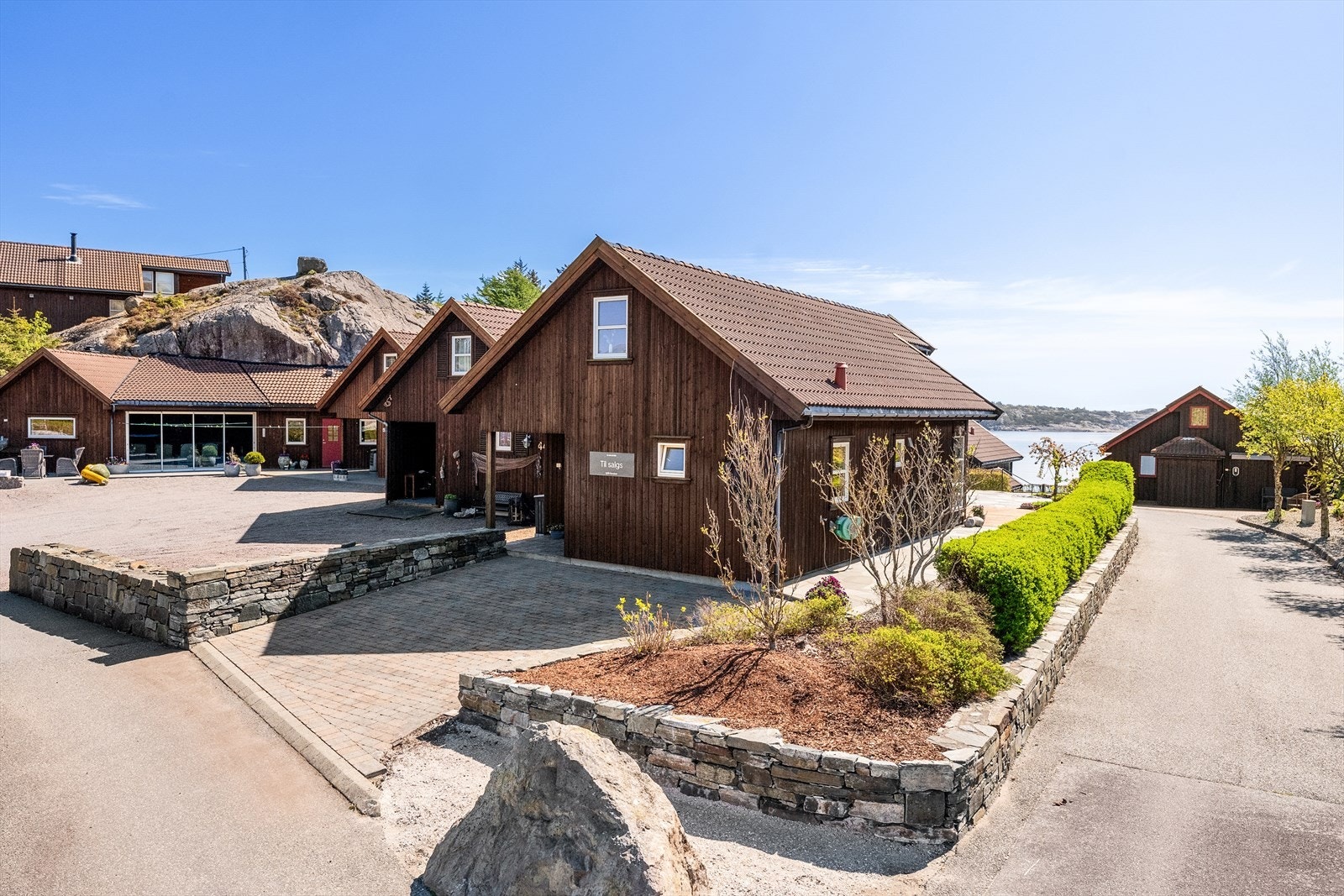 Tomten er flat og har et innbydende gårdsrom med belegningsstein. Galleribilde