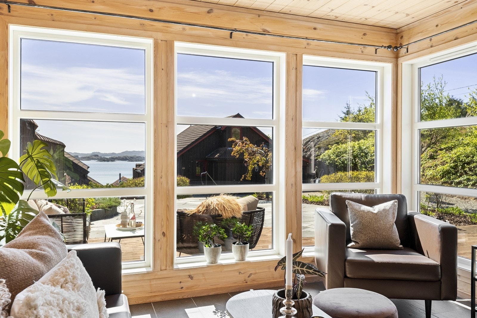 Oppholdsrommet er preget av store, herlige vindusflater. Galleribilde