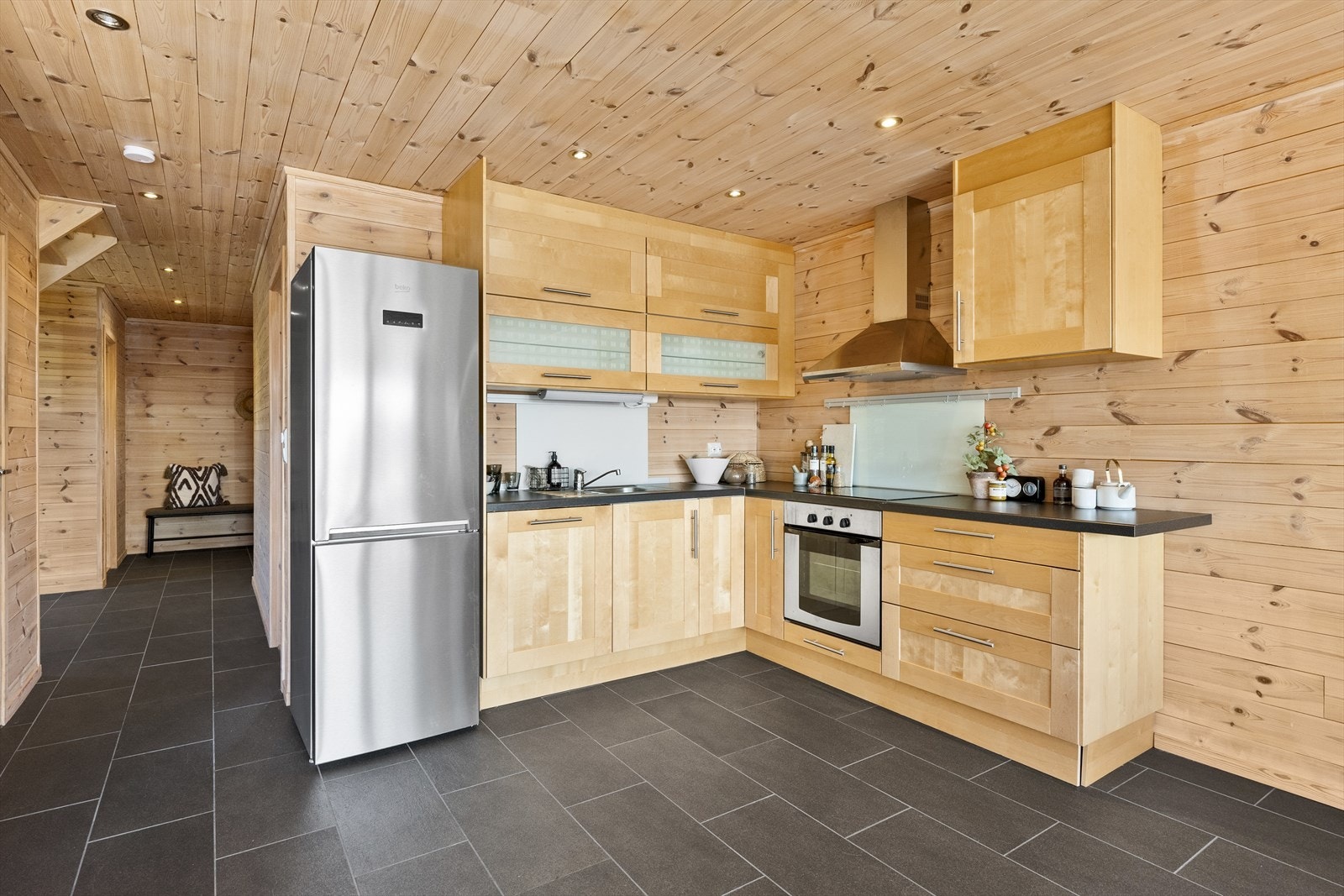 Kjøkkeninnredningen har både over- og underskap. Galleribilde