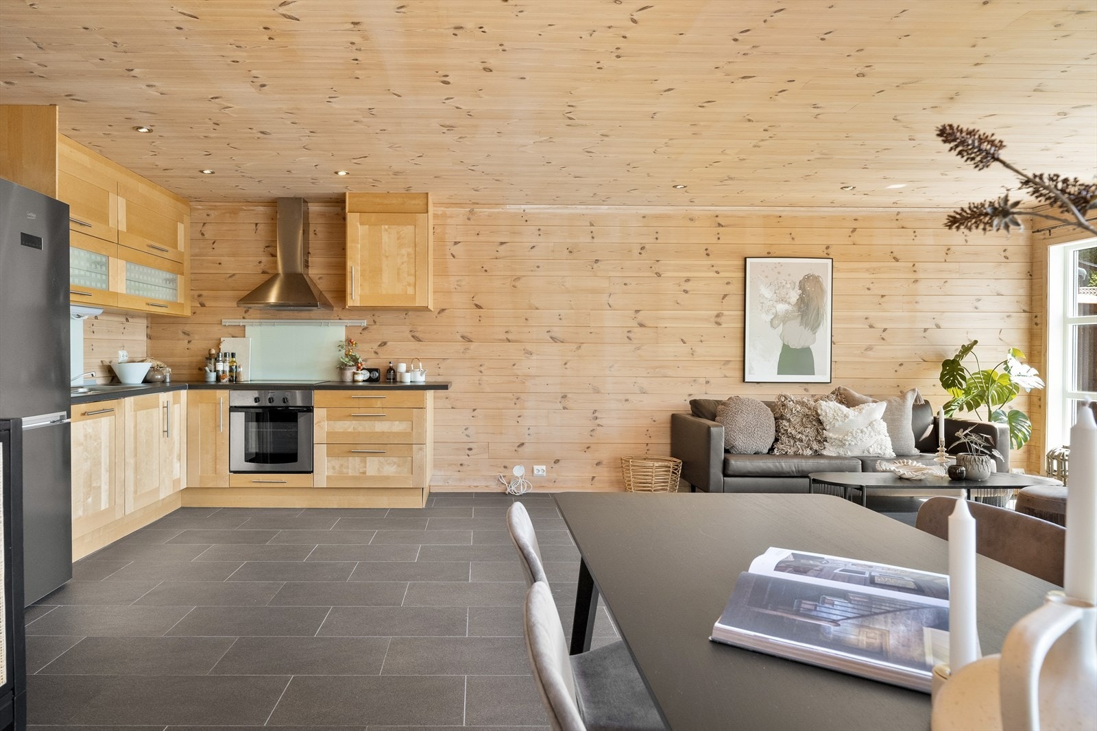 Kjøkkenet har en åpen og sosial løsning mot stuen. Galleribilde