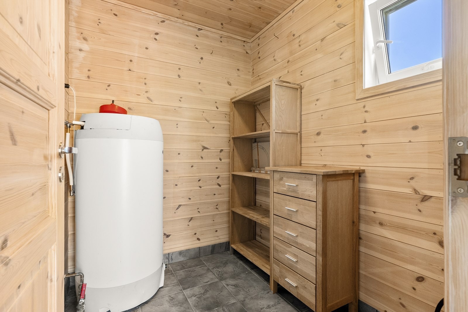 Det er en praktisk innvendig bod på hovedplan i fritidsboligen. Galleribilde