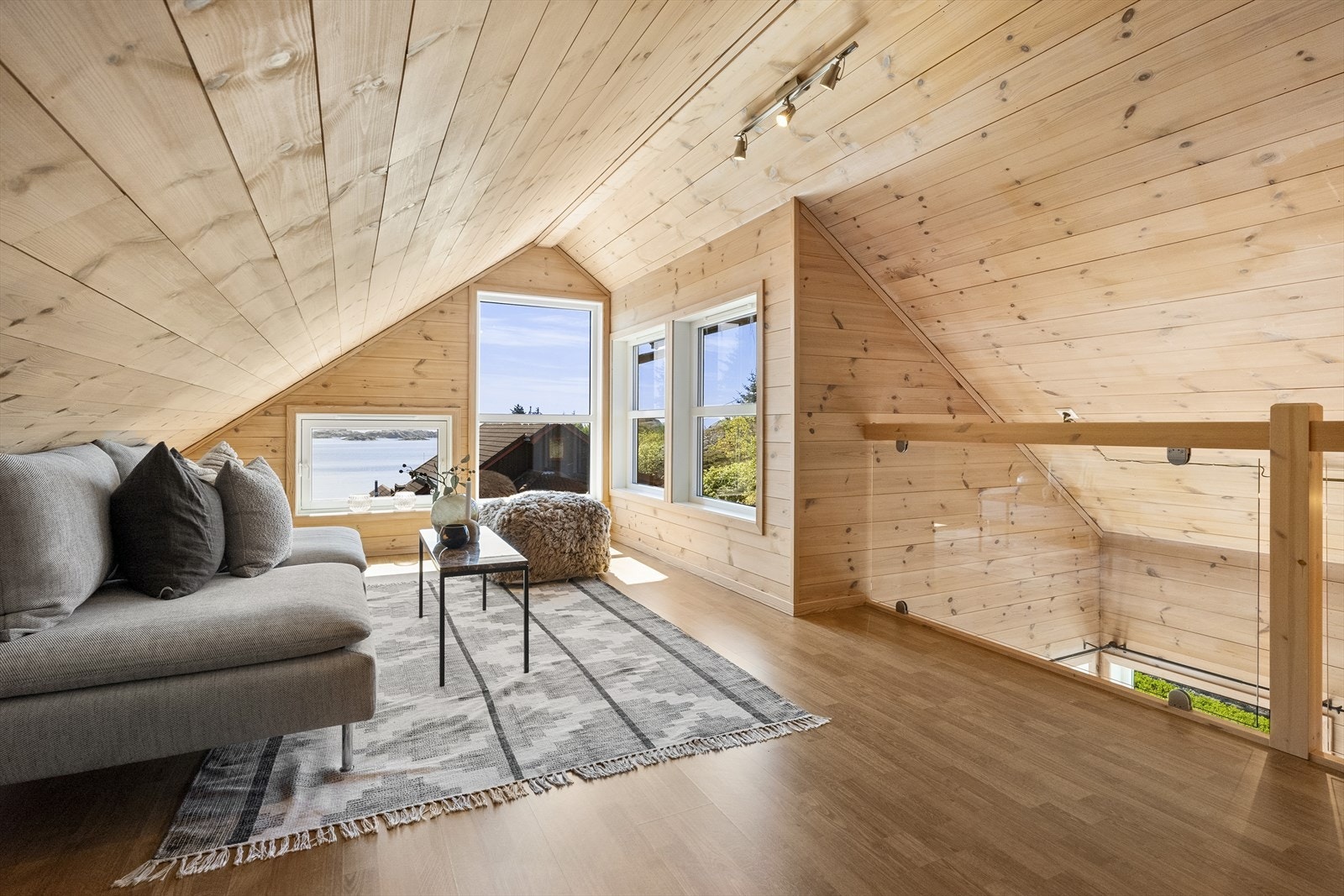 Fra et av hemsrommene er det åpen løsning ned til hovedetasje. Galleribilde