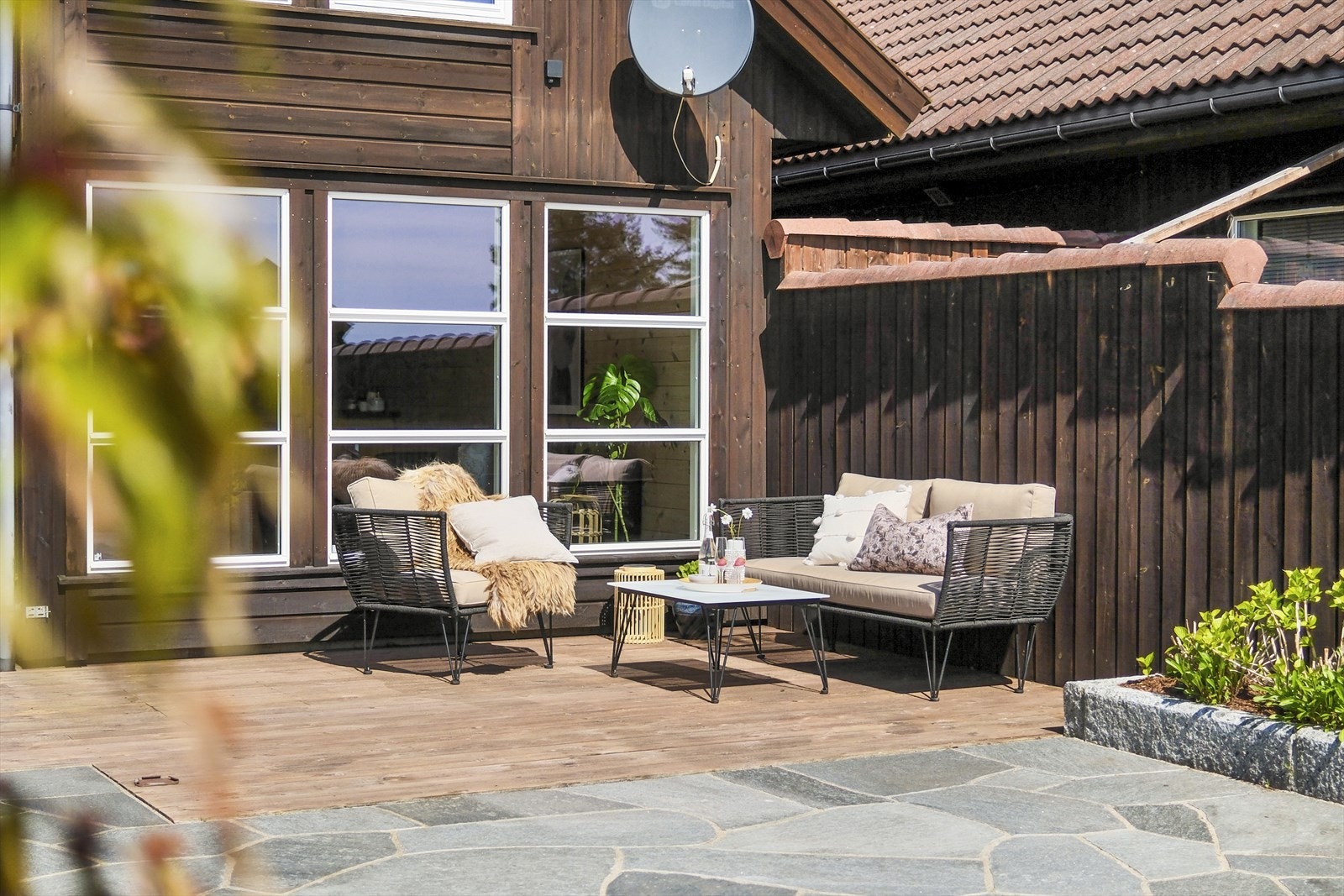 Fra oppholdsrommet er det direkte utgang til fritidsboligens uteområde. Galleribilde