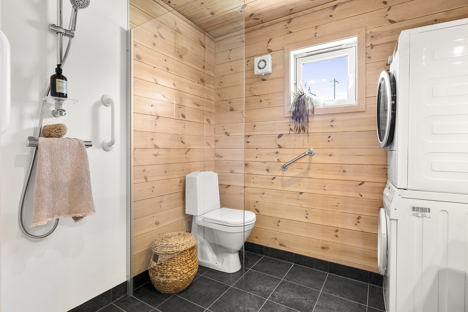 Det er lagt fliser på gulvet, samt panel på veggene, med unntak av dusjsonen som har våtromsplater. Galleribilde