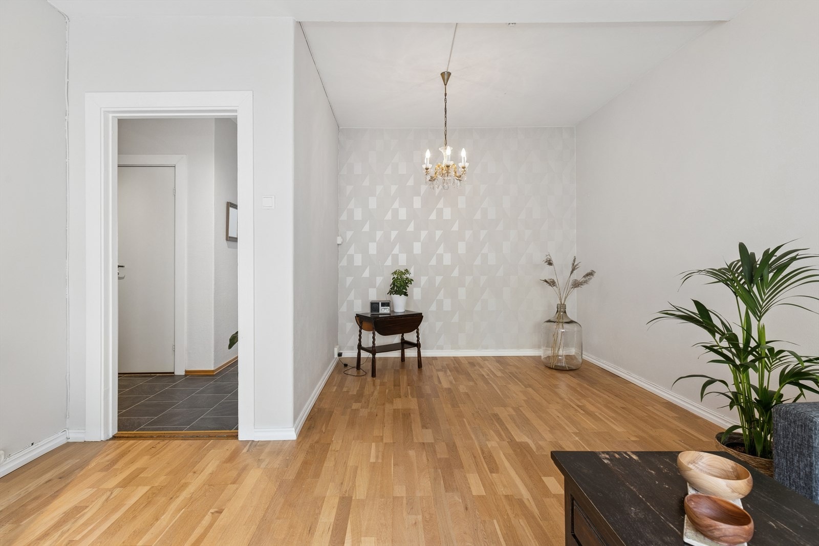 Leiligheten har lysinnslipp fra to sider som sørger for rikelig med naturlig sollys. Det er essensielt for å skape en god romfølelse. Galleribilde