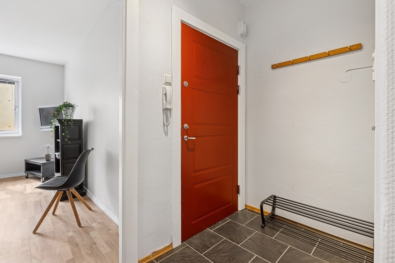 Velkommen inn til en romslig entré med gode oppbevaringsmuligheter. Galleribilde