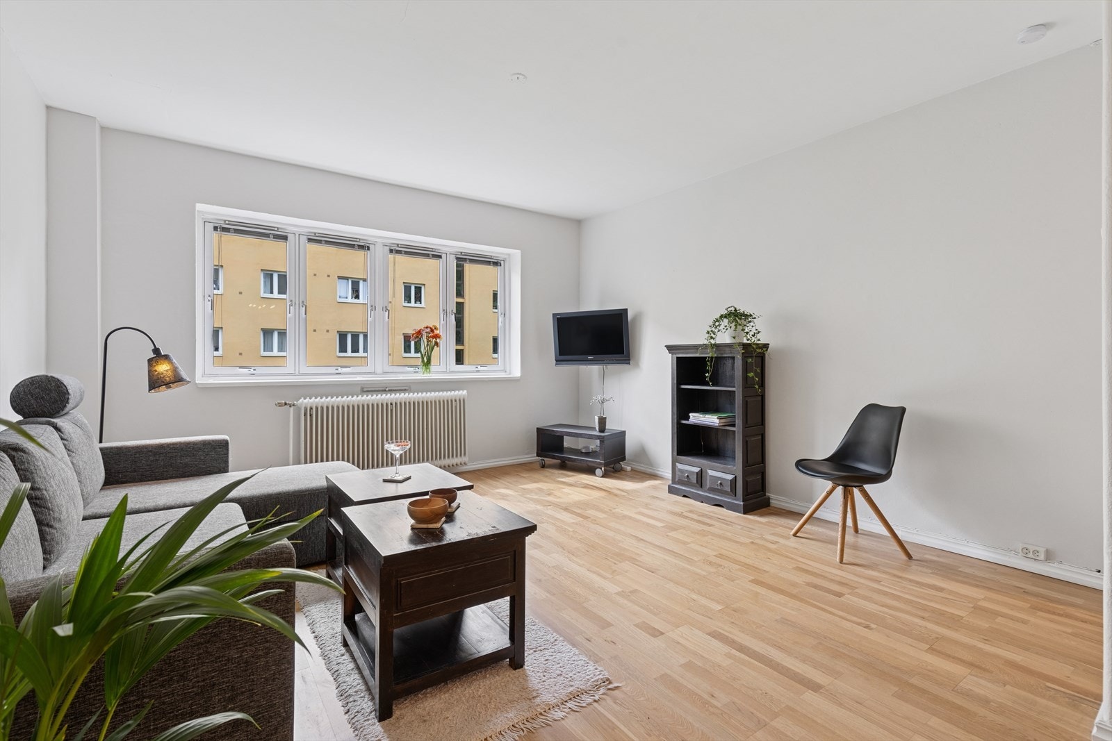 Leiligheten har store vindusflater med frodig og grønt utsyn. Galleribilde