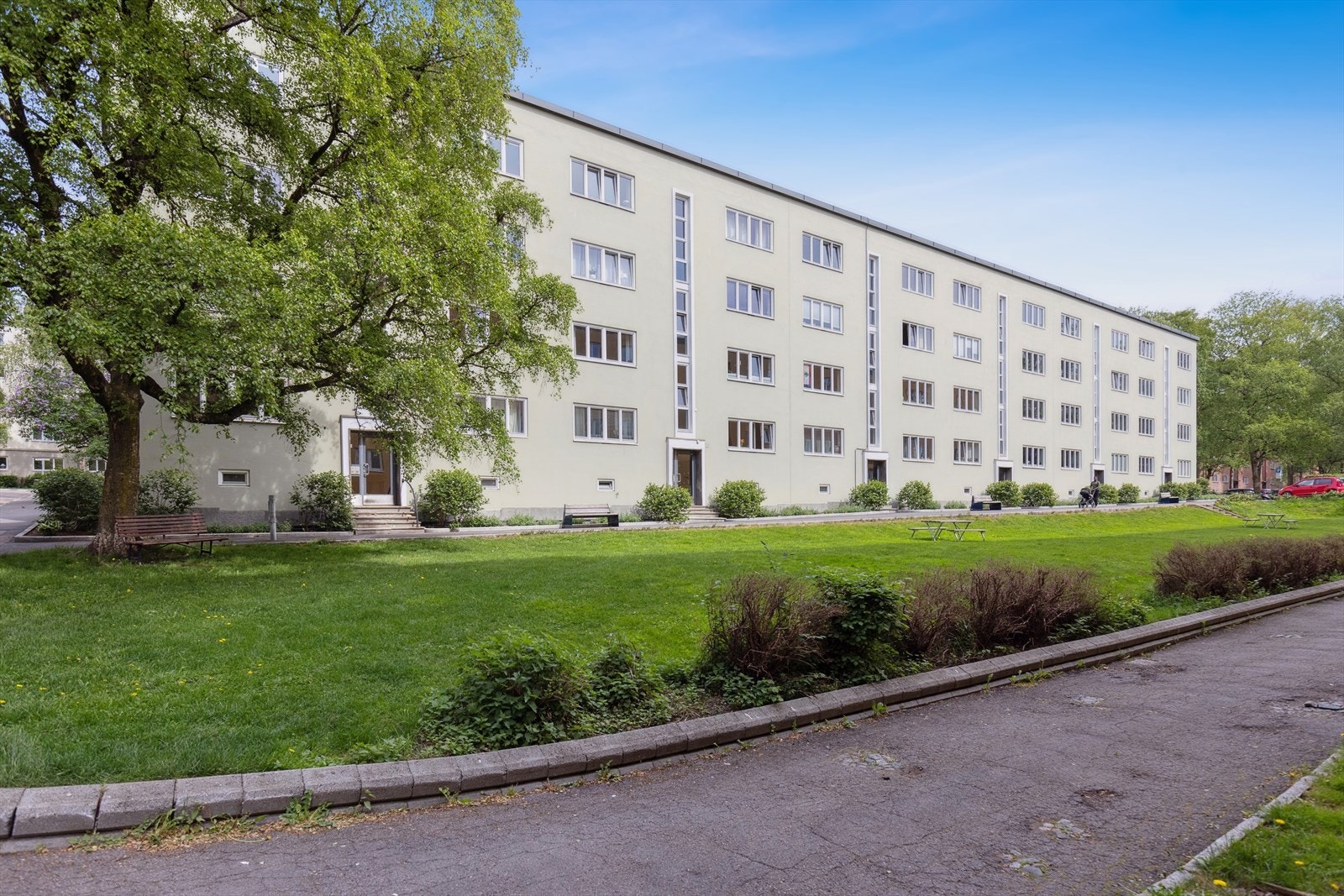 Boligen ligger sentralt, men i et rolig og populært boligområdet med frodige utplasser rundt byggene. Galleribilde