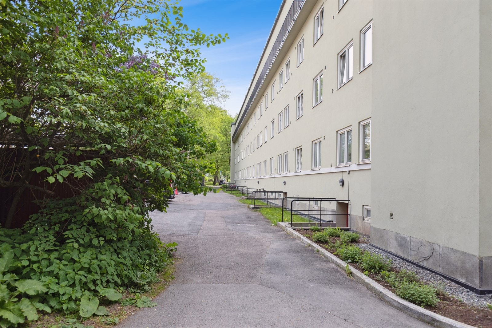 Fra parkeringsplassen kommer deg enkelt ned til kjeller og inn i leiligheten. Svært praktisk for tilgang til bod. Galleribilde