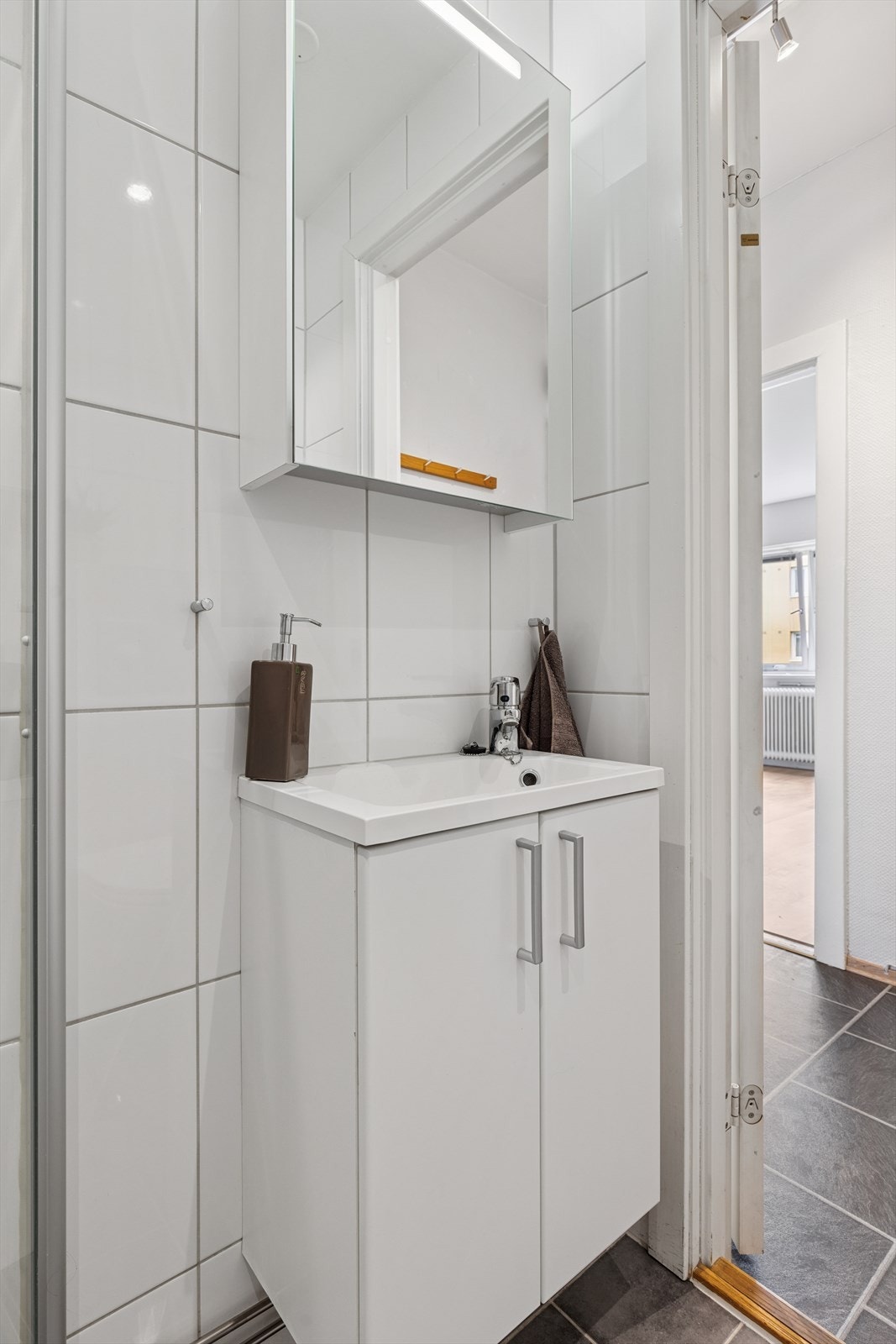 God plass til oppbevaring i servant- og speil-skap. Galleribilde