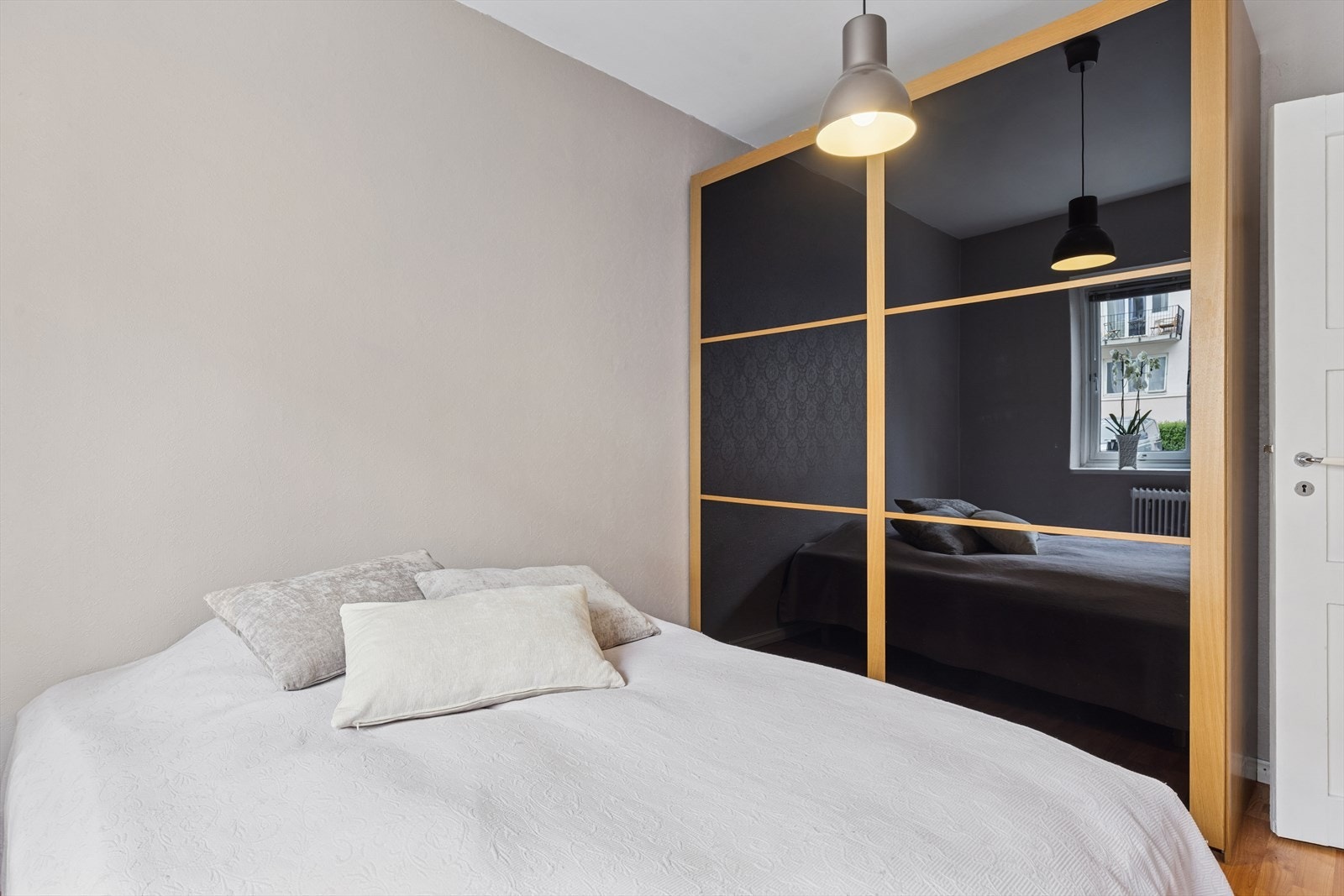 Et stort og velutstyrt garderobeskap medfølger. Det er god plass til ytterligere garderobeskap, skrivebord eller annet du måtte ønske for å utvide bruken av rommet. Galleribilde