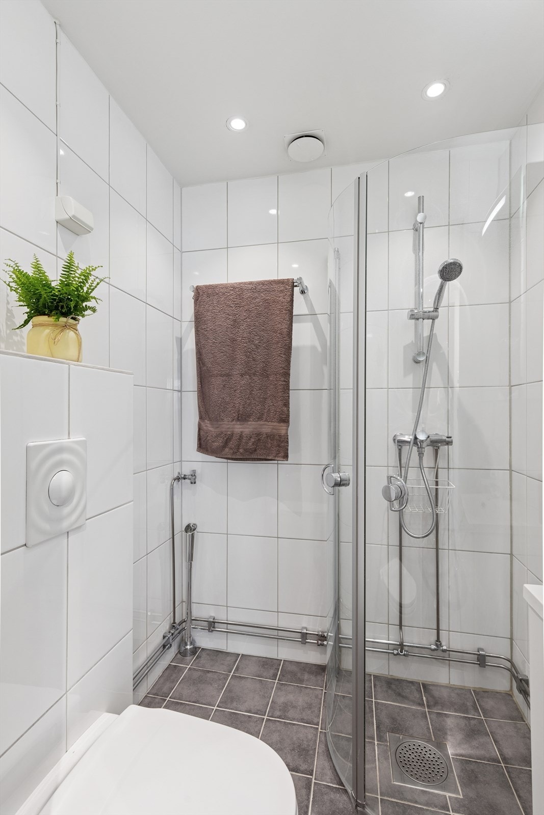 Stilrent flislagt baderom fra som ble modernisert 2007 i regi av borettslaget. Galleribilde