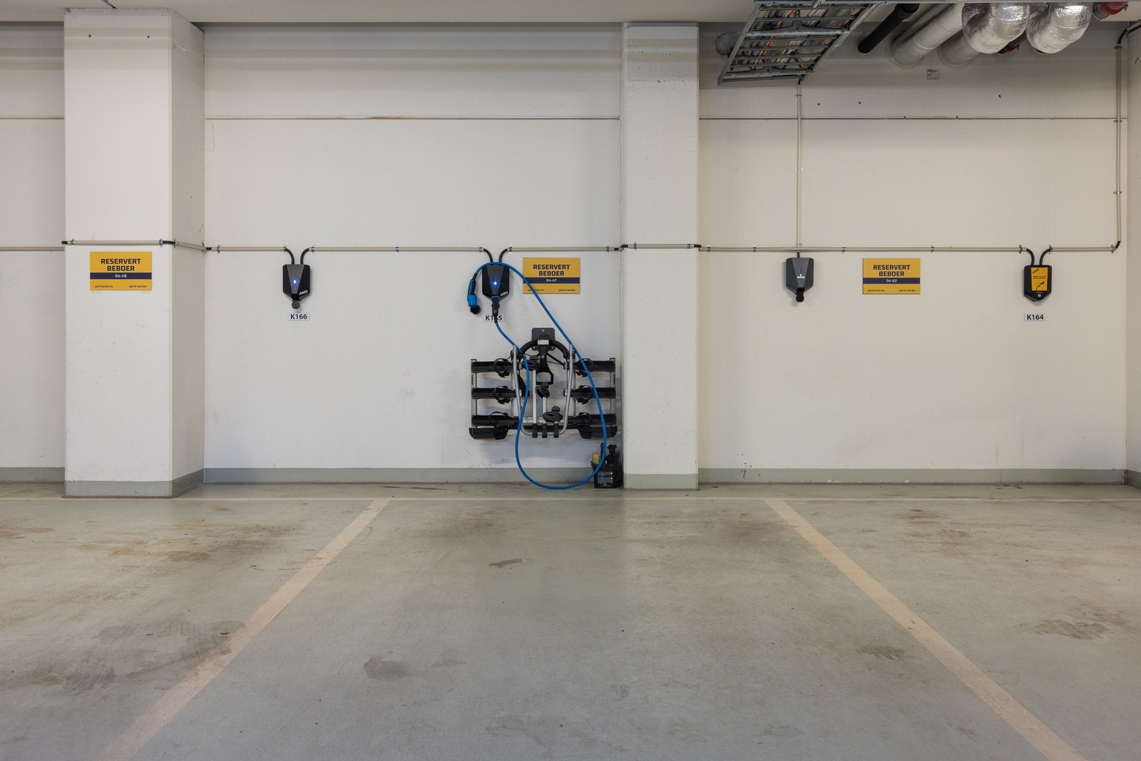 Med boligen medfølger parkeringsplass i felles garasjeanlegg. Parkeringsplassen har montert elbil lader. Galleribilde
