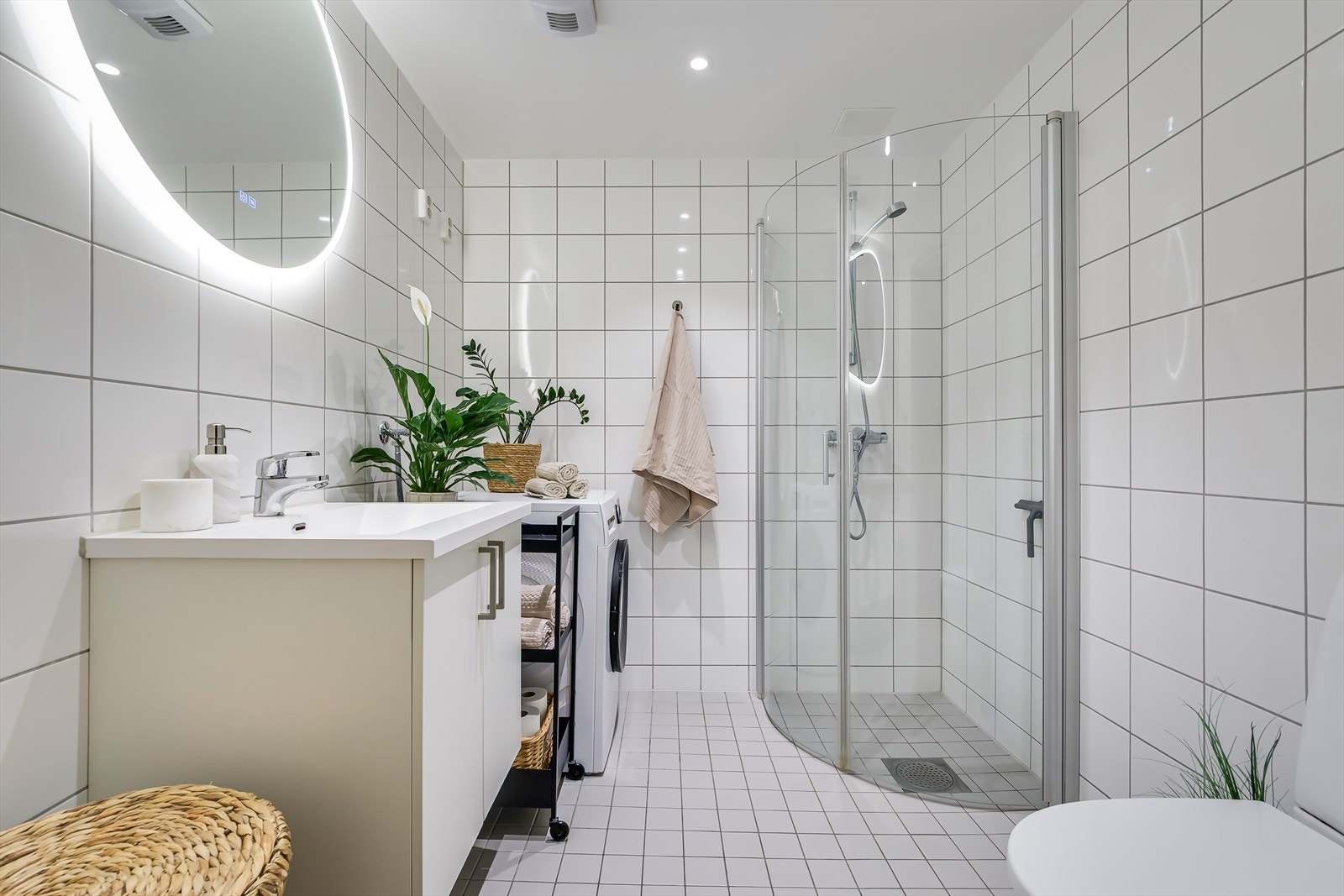 Delikat og moderne bad fra 2013 med gulvvarme, opplegg for vaskemaskin og downlights i taket Galleribilde