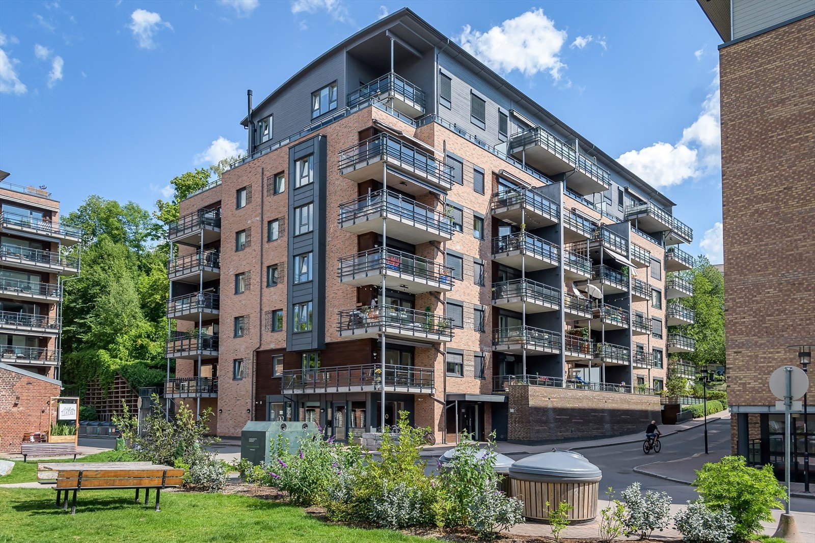 Her bor du i sentrale og attraktive omgivelser på Lilleborg med gangavstand til "alt" du trenger i hverdagen. Galleribilde