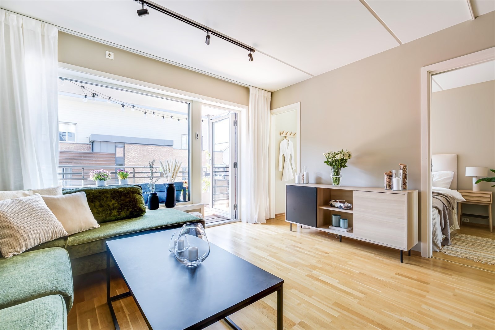Stuen har store vindusflater som slipper inn rikelig med naturlig lys, samt direkte utgang til balkongen Galleribilde