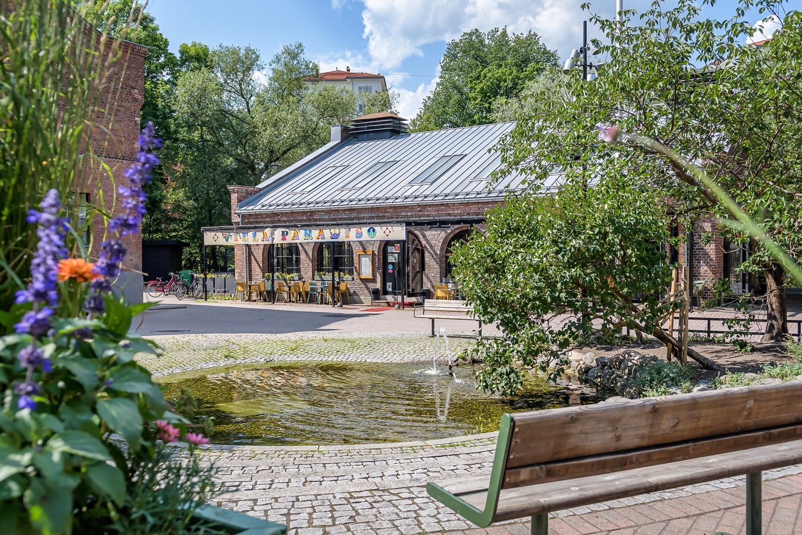 Hyggelige og grønne fellesarealer på Lilleborg - området med belysning, stikkveier, sittegrupper og lekeplasser. Galleribilde