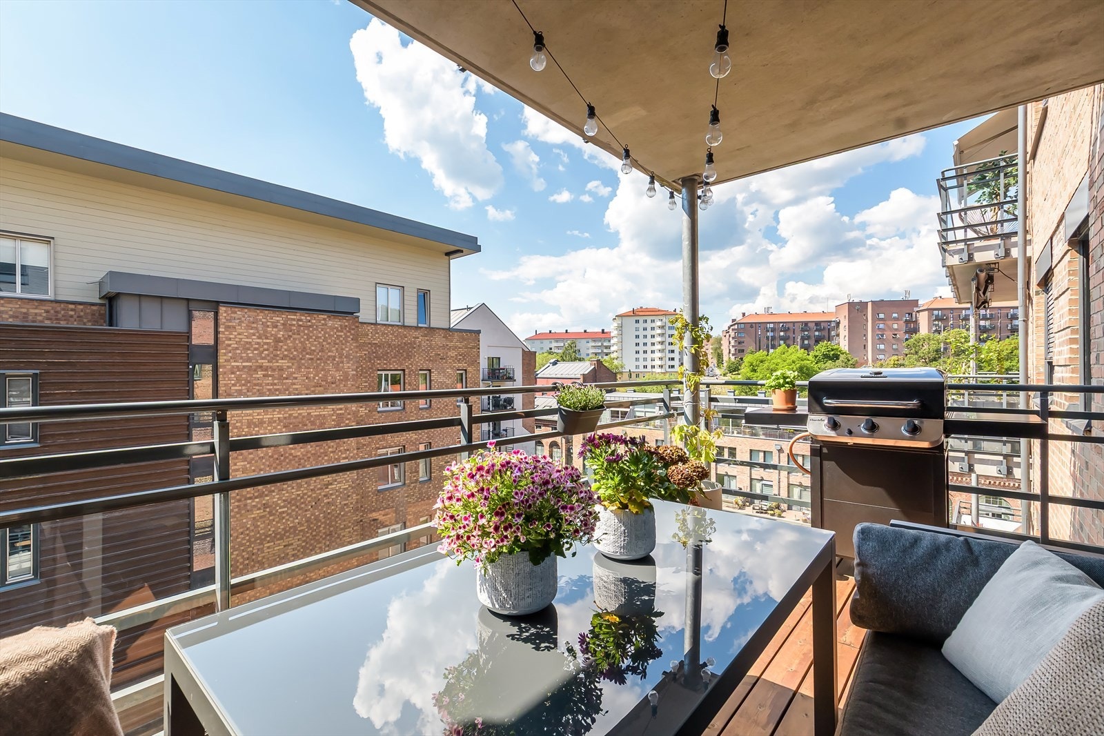 Balkongen er romslig med god plass til både sittegruppe, spisebord, grill og beplantning Galleribilde
