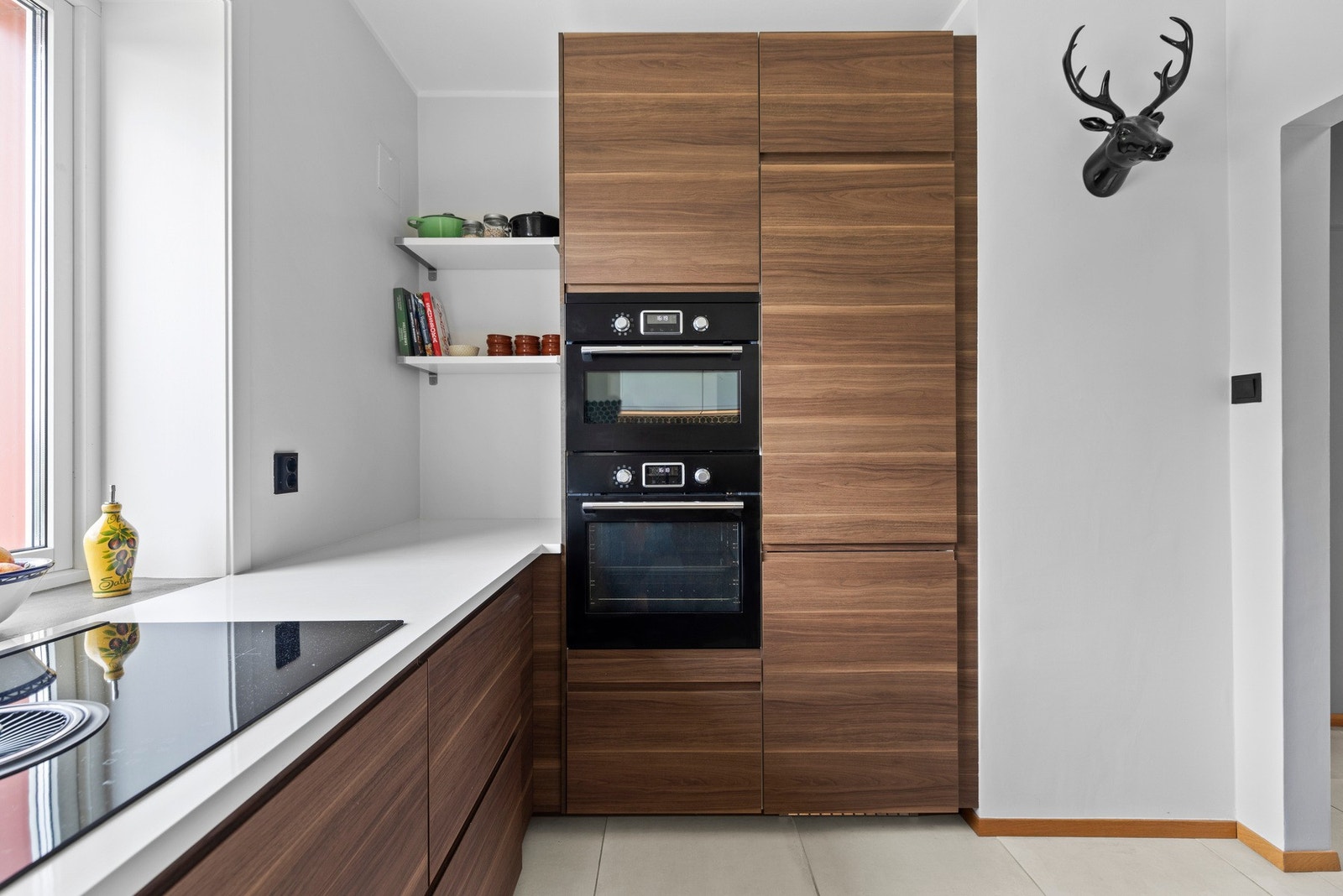 Innredningen har glatte fronter, benkeplate av laminat og oppvaskkum i kompositt Galleribilde