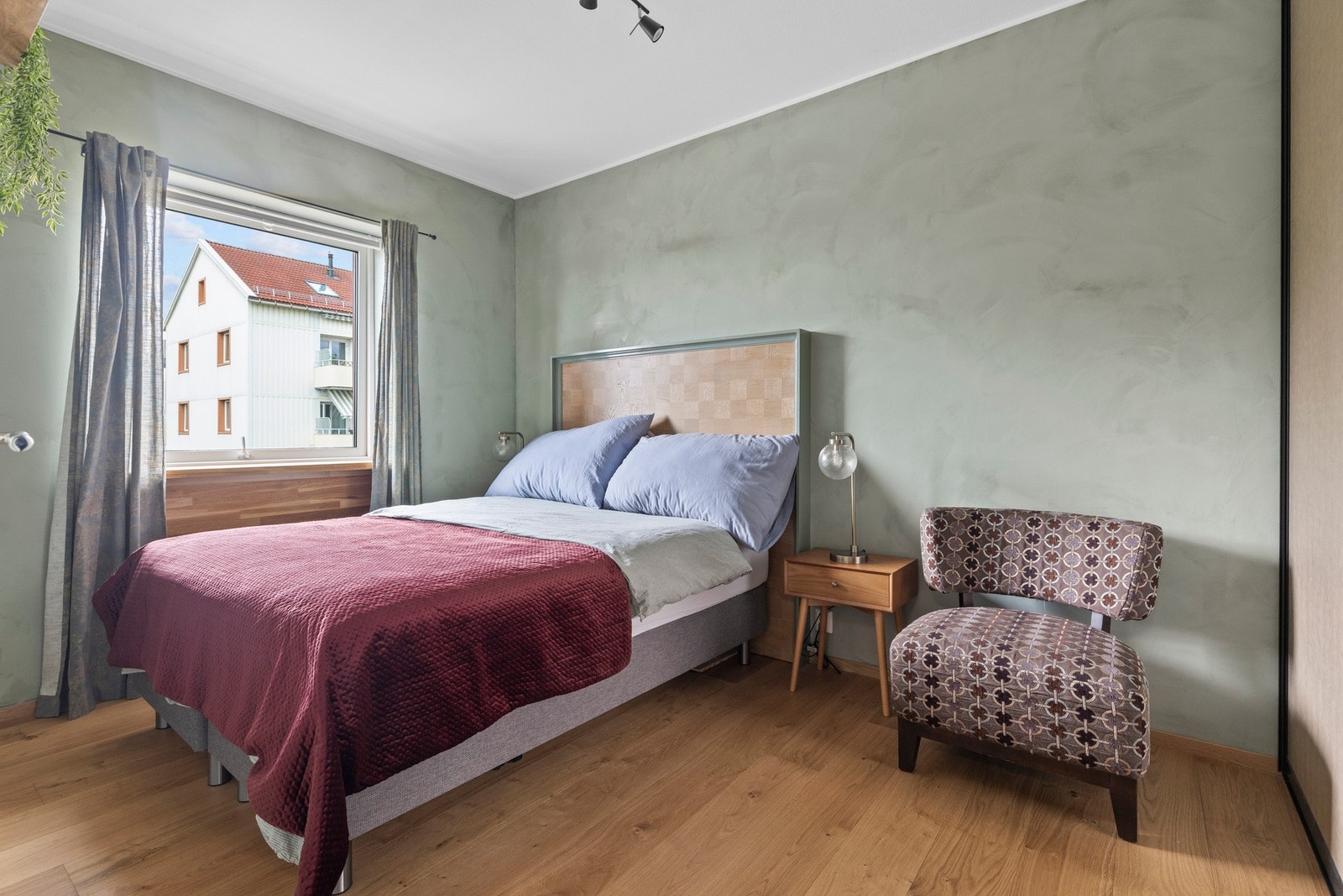 Hovedsoverommet har en romhøyde på 2,67 meter, som gir en luftig romfølelse Galleribilde