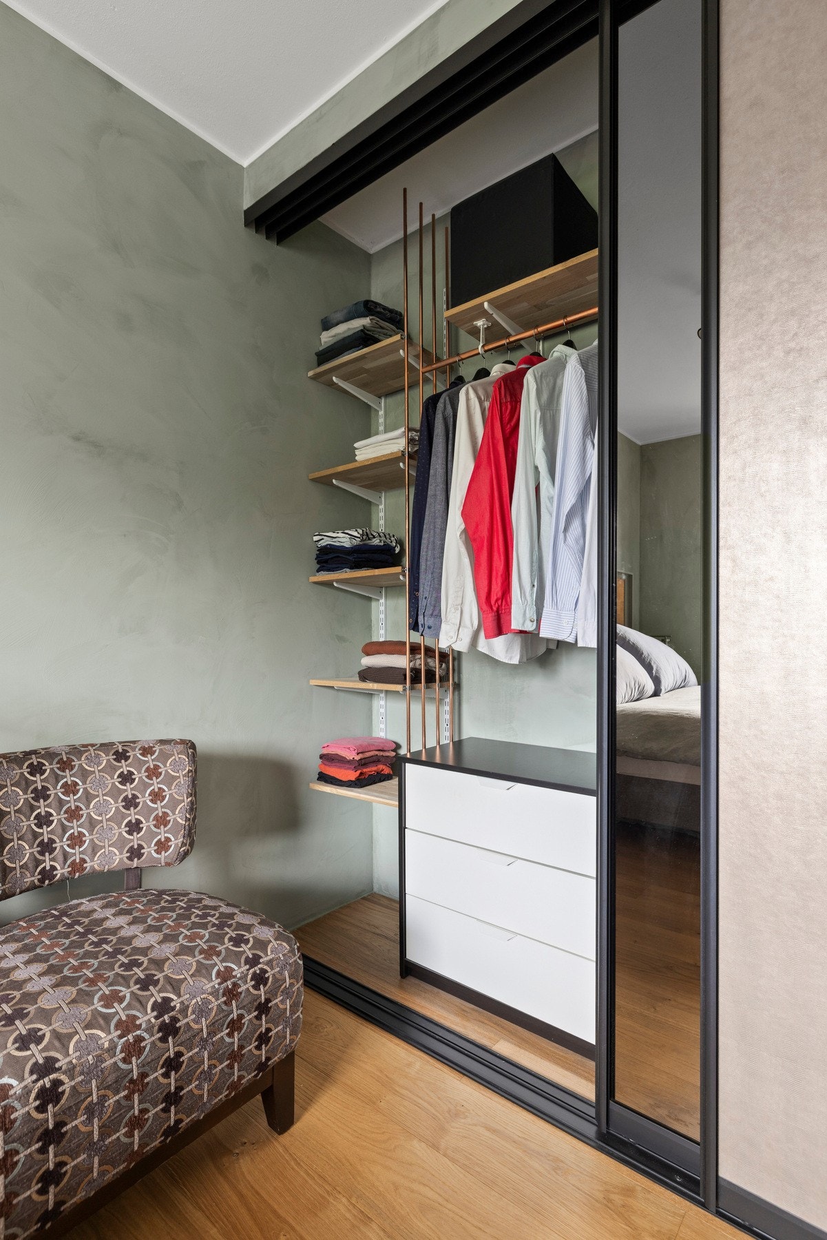 Det er godt med lagringsplass i en romslig skyvedørsgarderobe Galleribilde