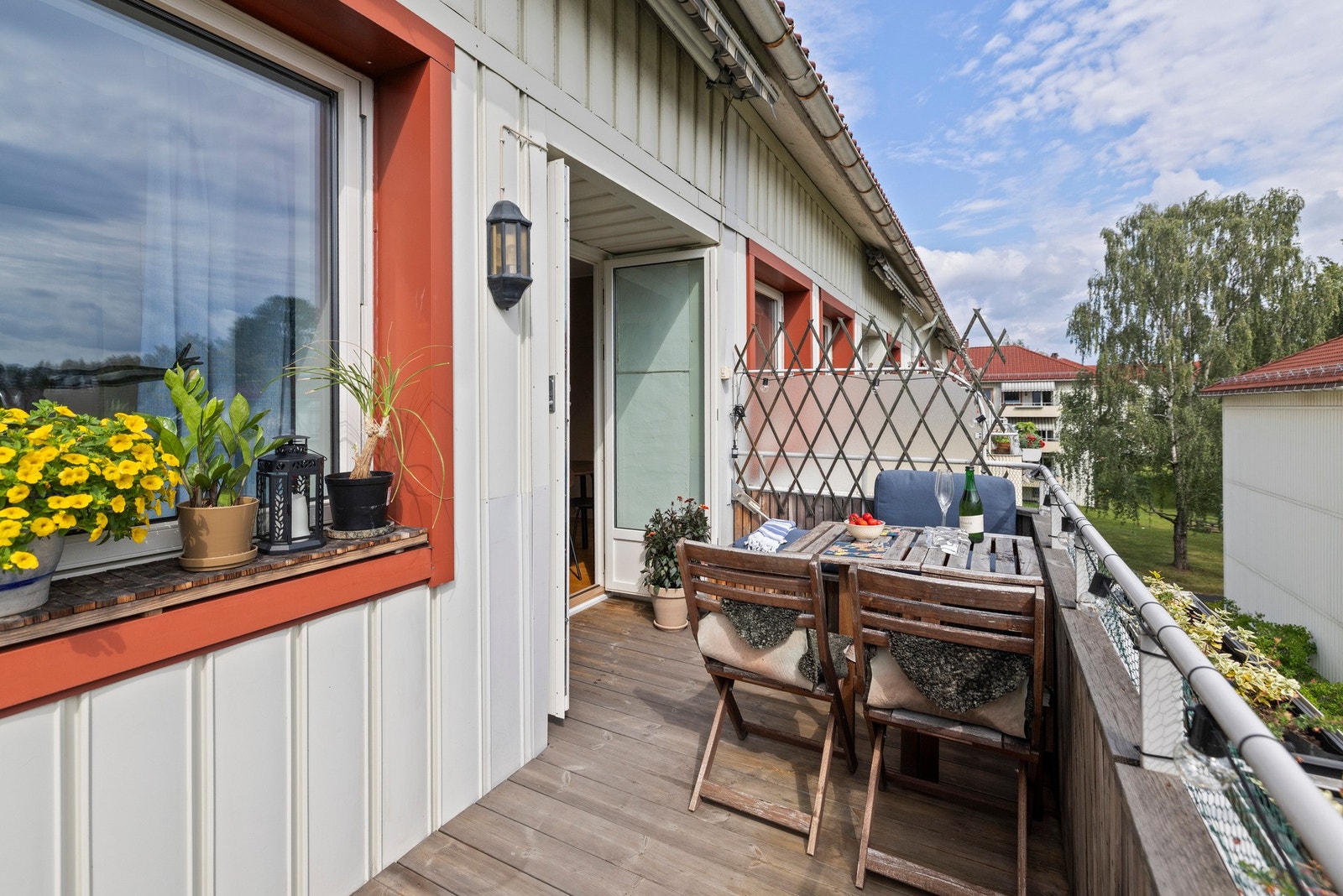 På ekstra solrike dager kommer en bred markise til sin rett Galleribilde