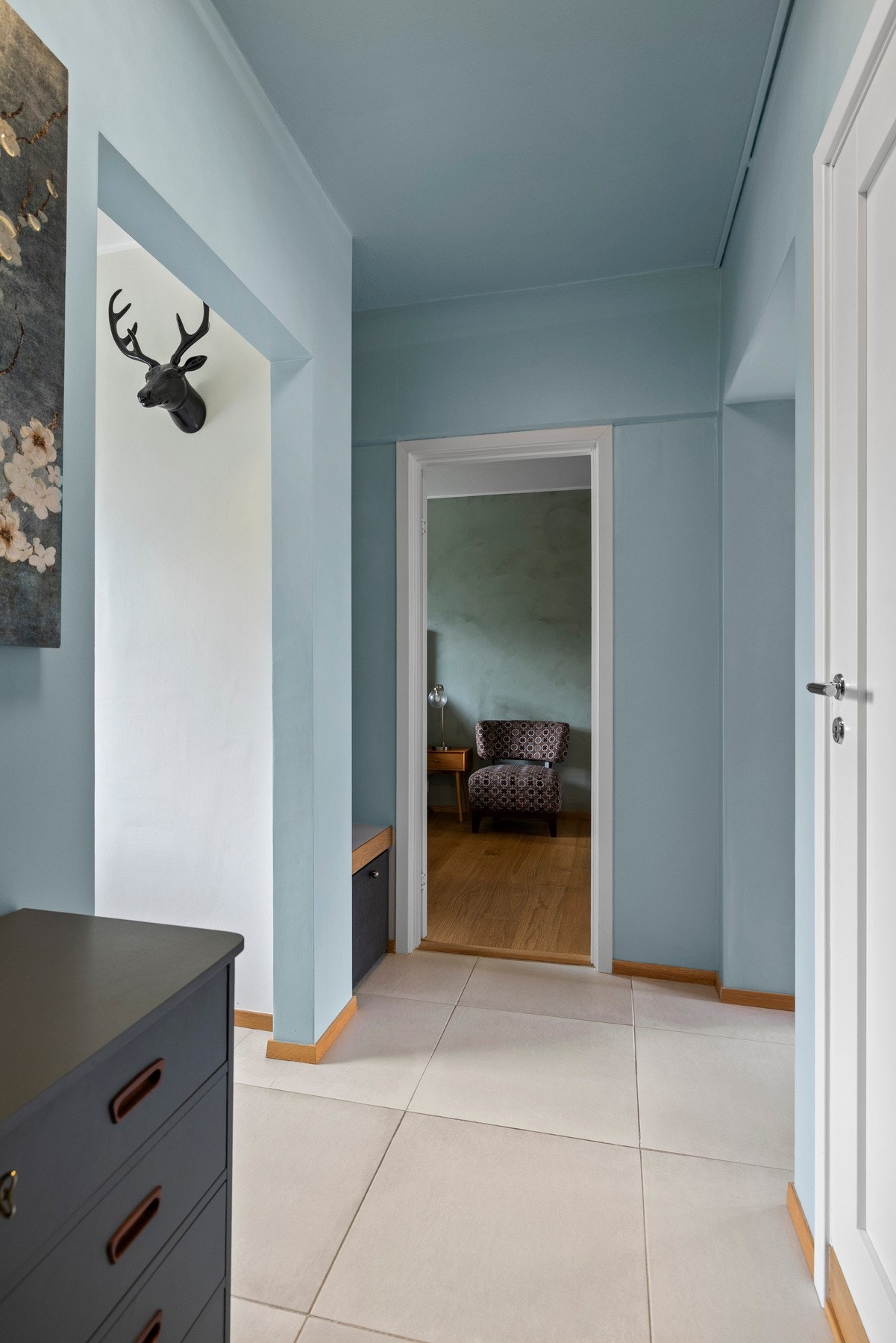 Her er det plass til oppbevaringsløsninger som bl.a. knaggrekke og skohylle Galleribilde