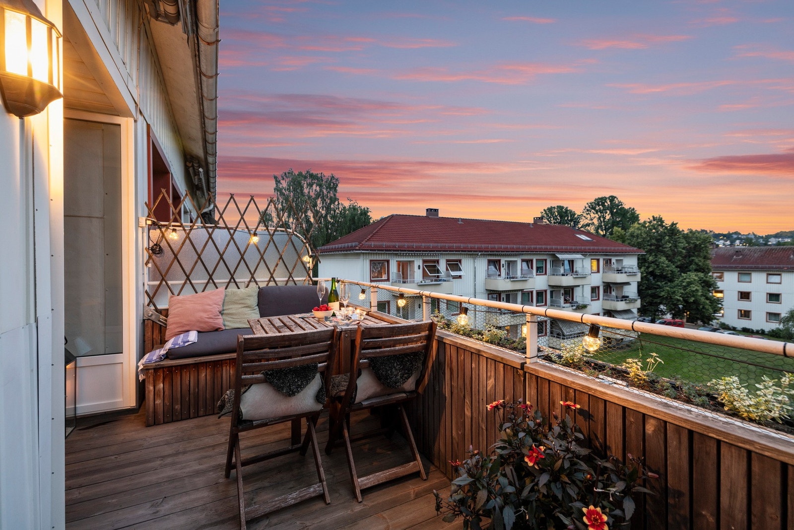 Det er montert stemningsfull utebelysning på husveggen Galleribilde