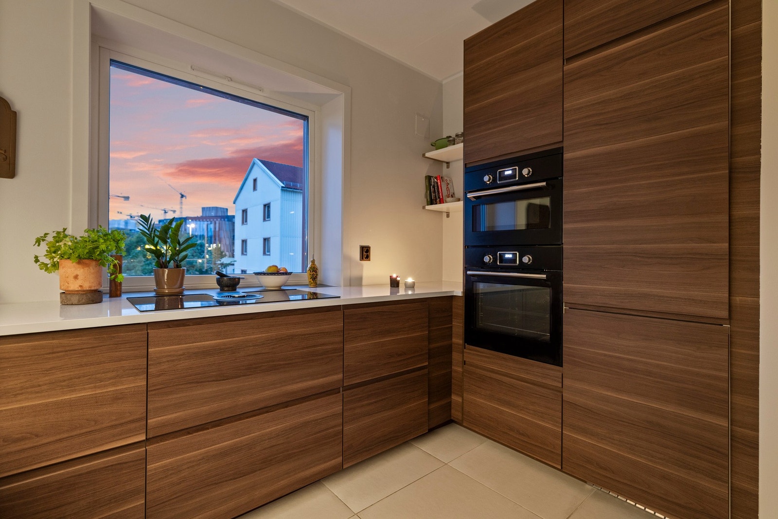 Kjøkkenet har integrerte hvitevarer som platetopp, komfyr, kombinasjonsmikro/komfyr, oppvaskmaskin og kjøl/frys Galleribilde