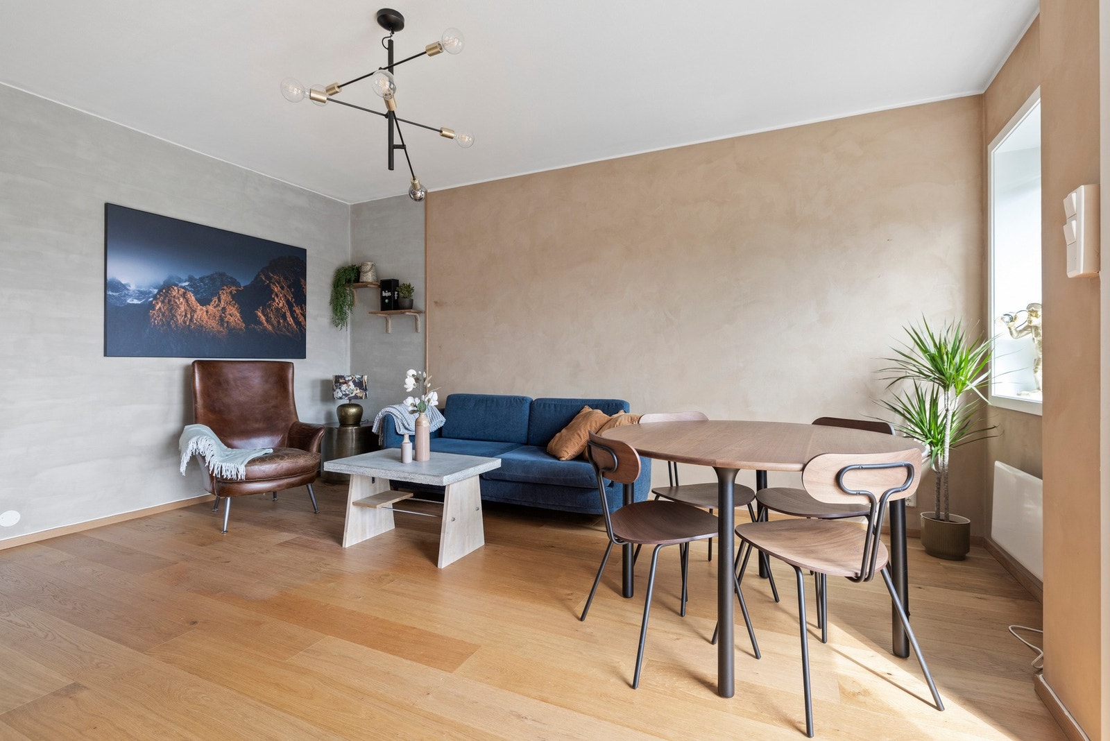 Velkommen til Etterstadsletta 13A - en moderne 3-roms leilighet i byggets toppetasje! Galleribilde