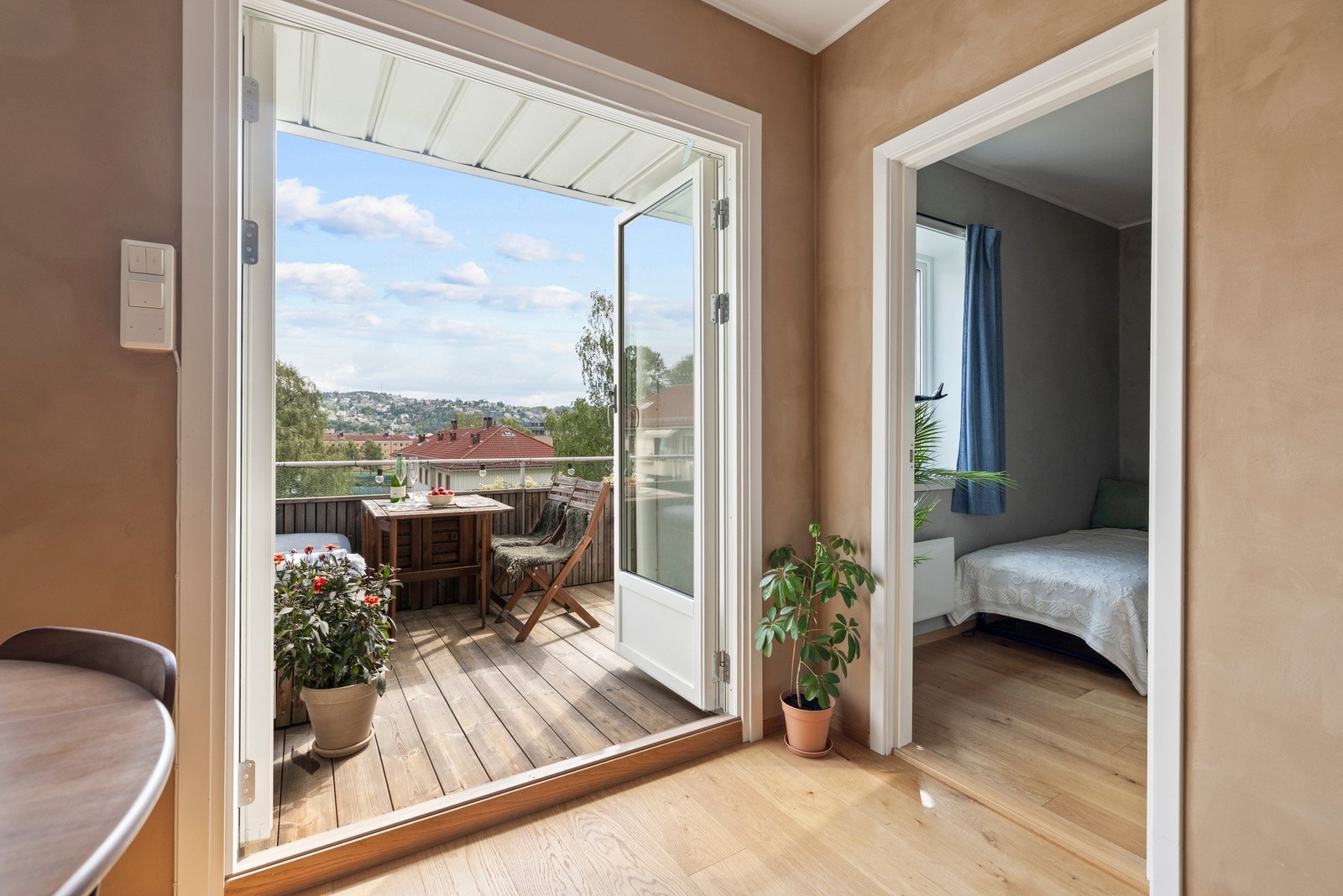 Stuen har utgang til en sydvendt balkong på ca. 8 kvm Galleribilde