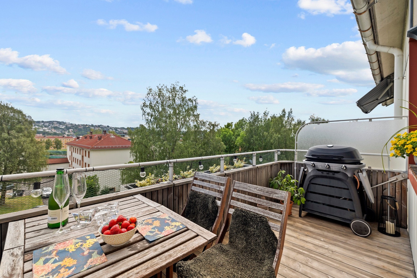 Balkongen har dekke med terrassebord og rekkverk i stål Galleribilde