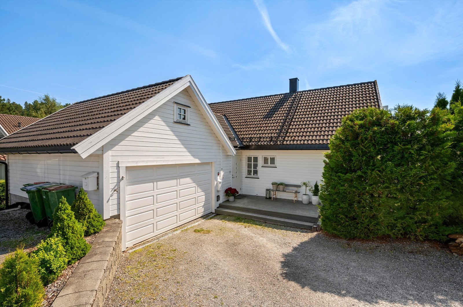 Boligen har integrert garasje med rikelig lagringsmuligheter på loft i tillegg til flere biloppstillingsplasser på tomten. Galleribilde