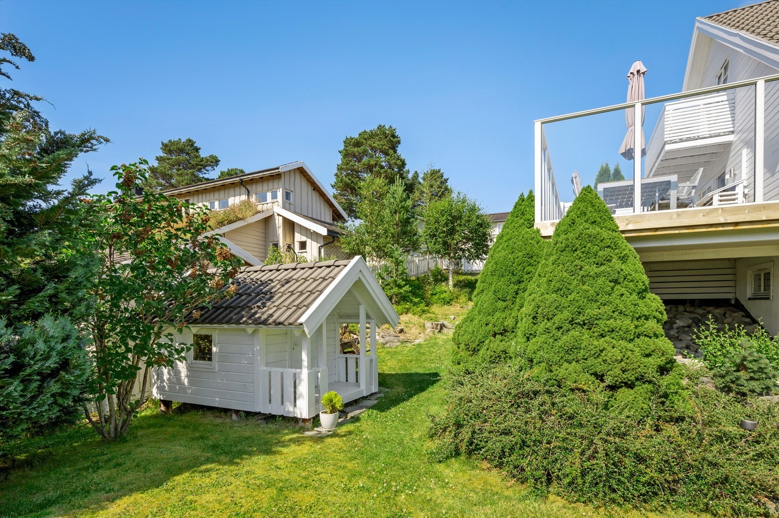 Tomten er meget pent opparbeidet med grus, diverse beplantninger, plenareal, terrasse på terreng, diverse støttemurer og biloppstillingsplass. Galleribilde