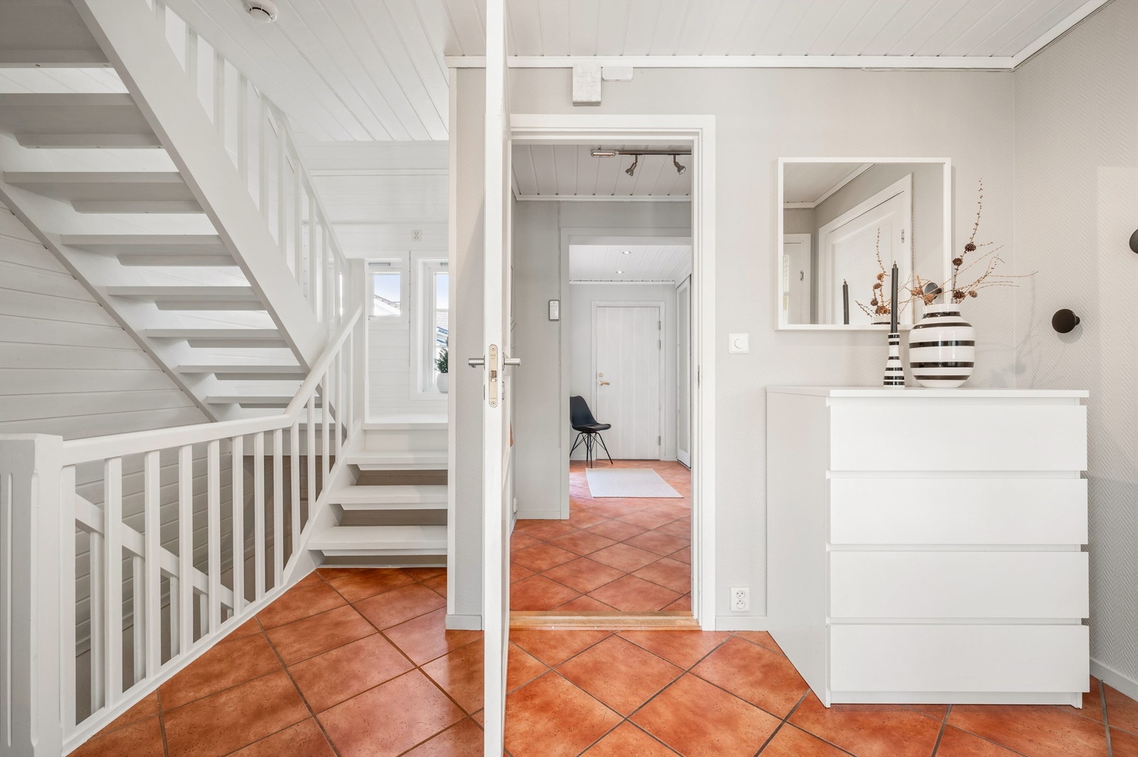 1. etasje består av stue, kjøkken, to ganger, toalett, vaskerom, bod og integrert garasje. Galleribilde