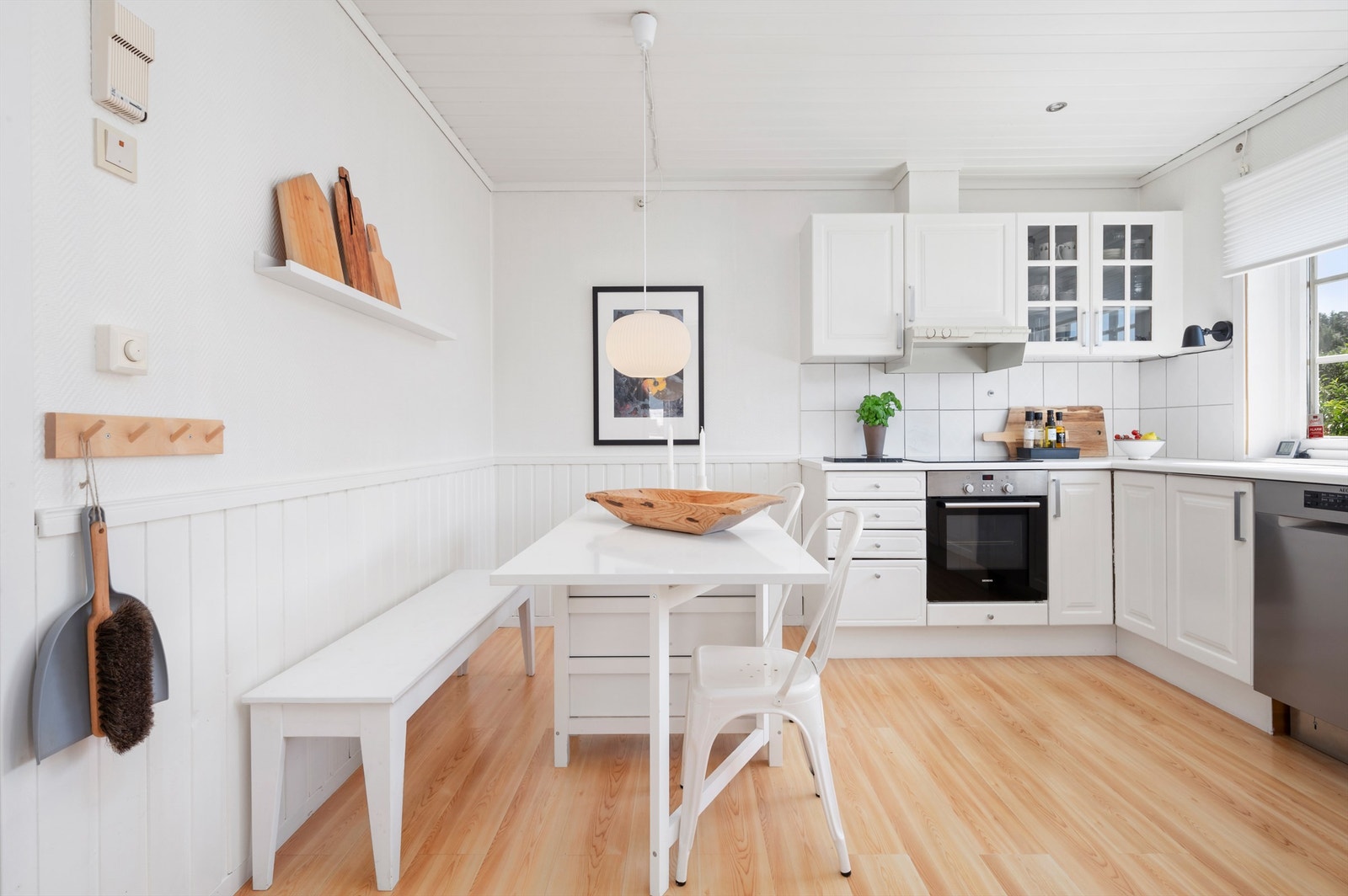 Kjøkkenet har rikelig med skap og benkeplass å boltre seg på! Man har god plass til spisegruppe på kjøkkenet. Galleribilde