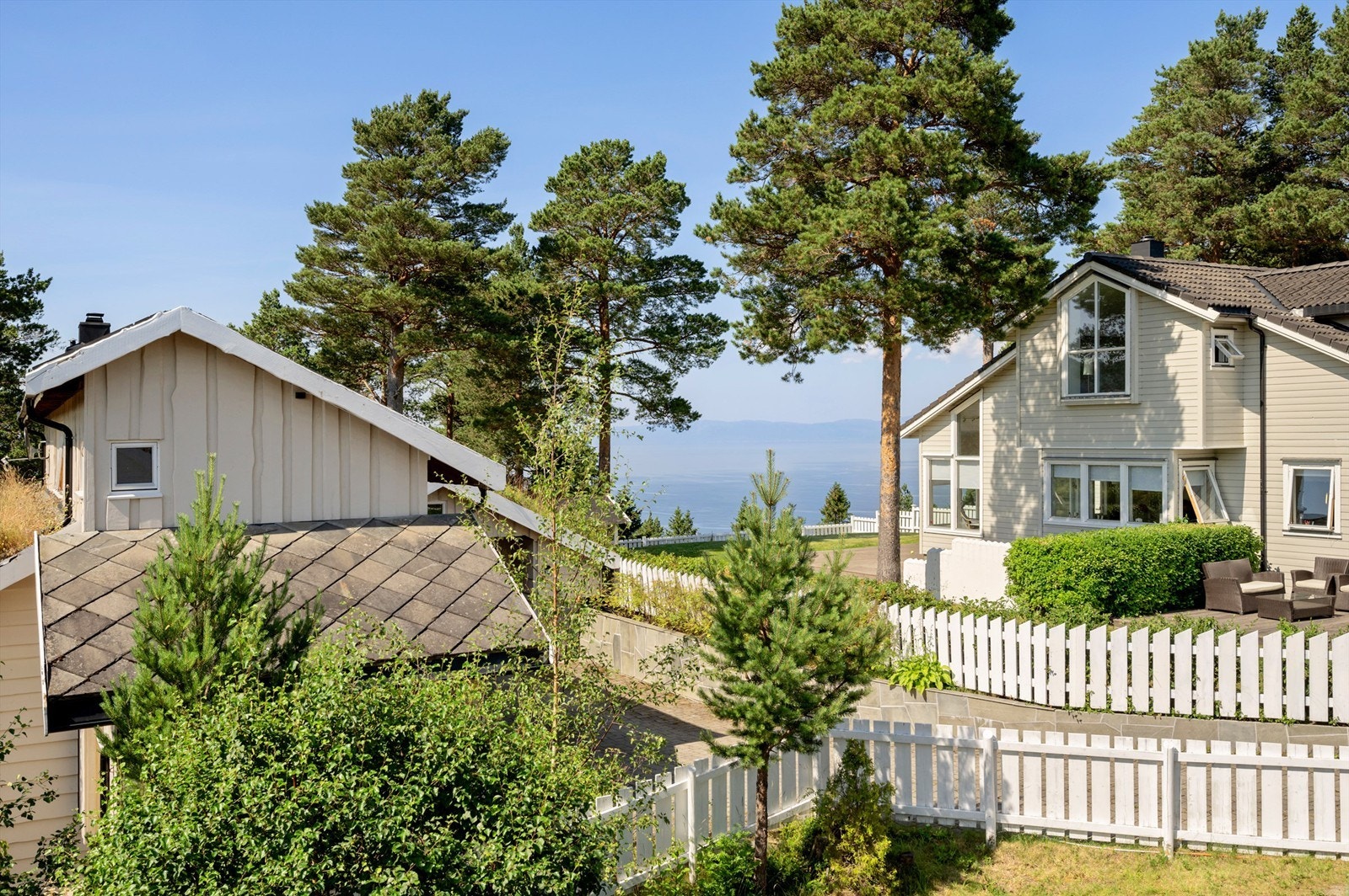 Det er kort vei til sjøen og flotte rekreasjonsområder som Midtsandtangen, et populært friluftsområde med strand, gressletter og turstier. Like ved finner du også Storsand Gård Camping, med en vakker og langgrunn sandstrand kjent for krystallklart vann. Galleribilde
