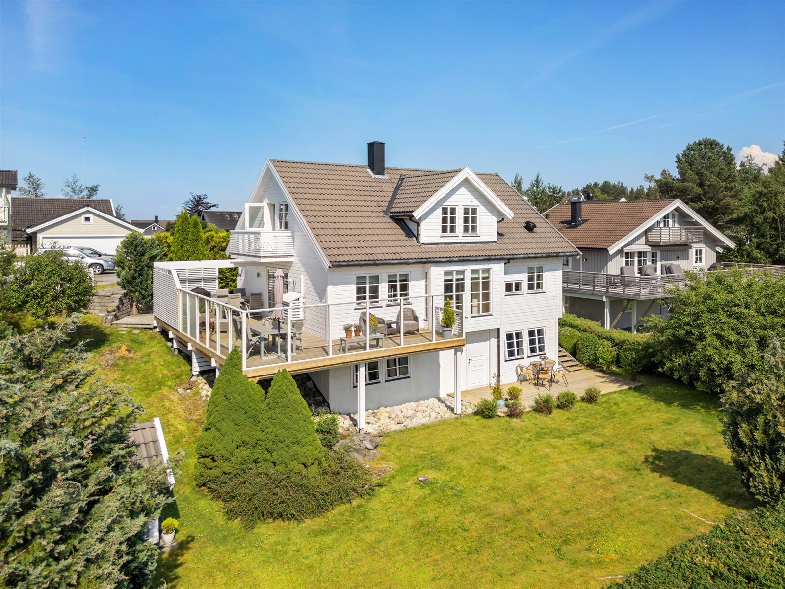 Her bor du med kort vei til en rekke servicetilbud, gode kollektivmuligheter og flotte turområder. Galleribilde