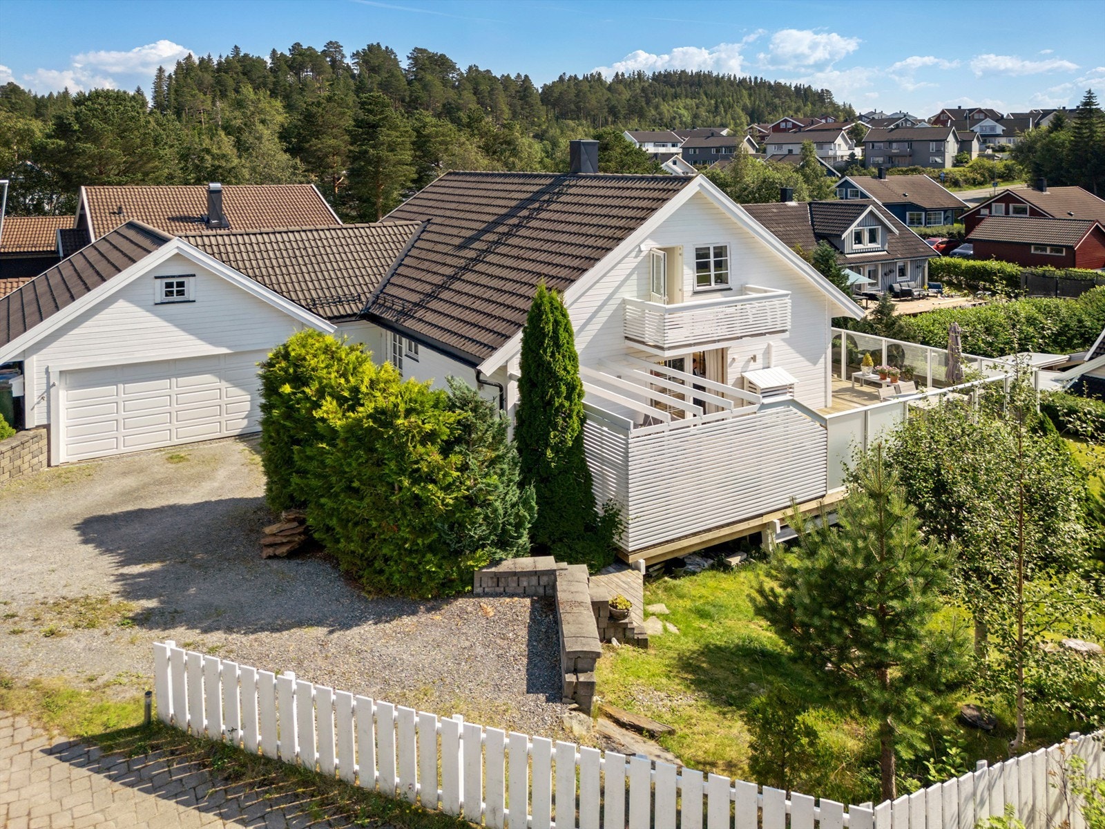 Eiendommen ligger i et attraktivt og familievennlig boligområde i Hommelvik. Her bor du i rolige omgivelser med gangavstand til både Vidhaugen og Sveberg barnehage, samt Sveberg skole (1.-7. trinn). Galleribilde