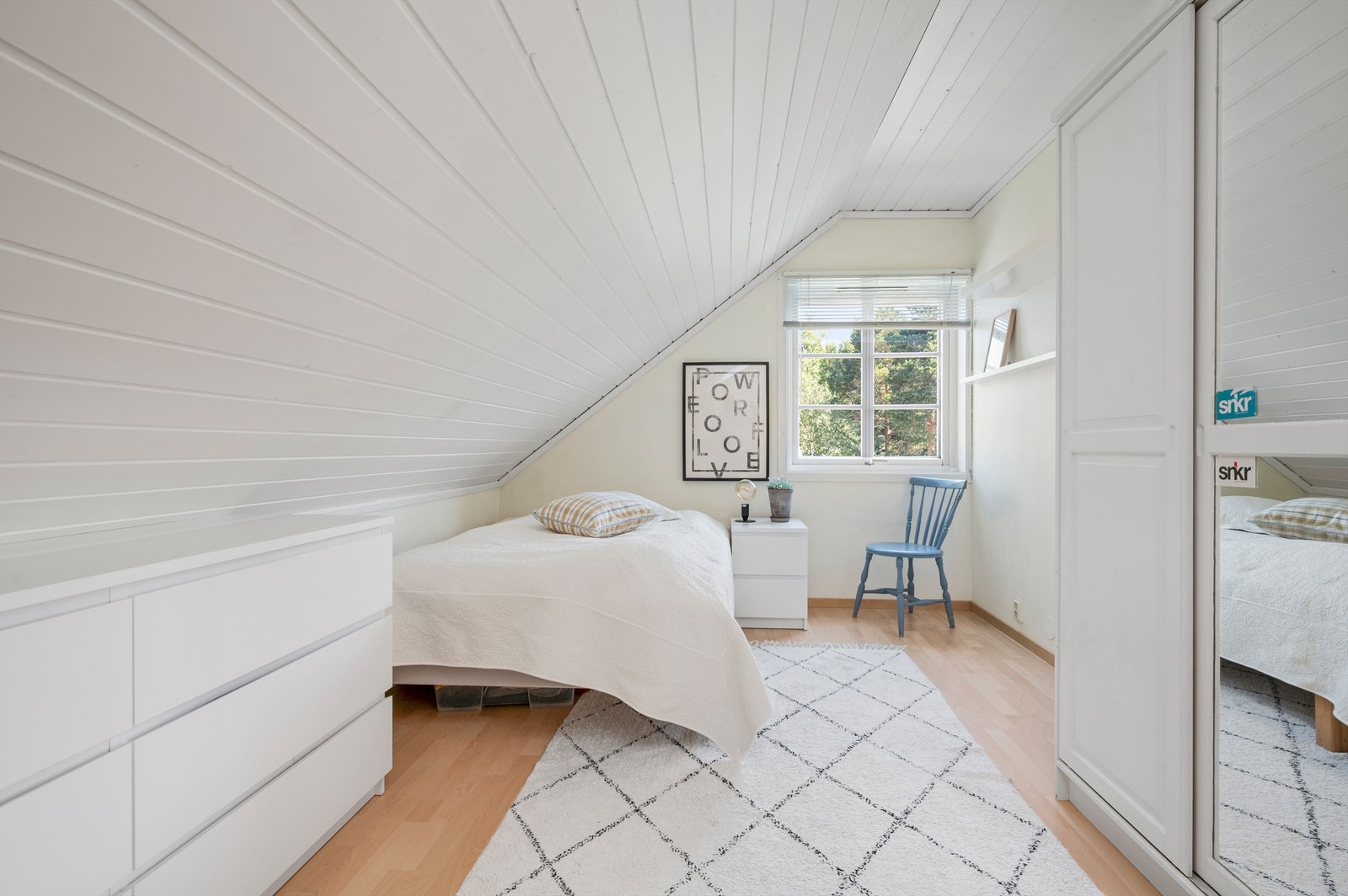 Hovedsoverommet er på 14 kvm og har god plass til dobbeltseng av ønsket størrelse, nattbord og garderobeskap. Galleribilde