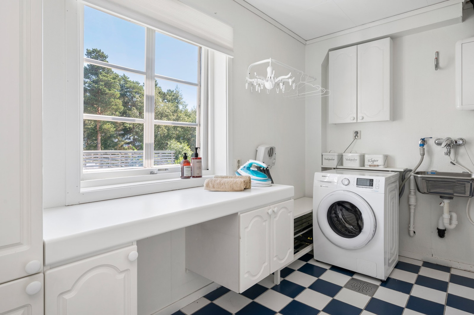 Vaskerommet er på 7 kvm og har gode lagringsmuligheter. Galleribilde