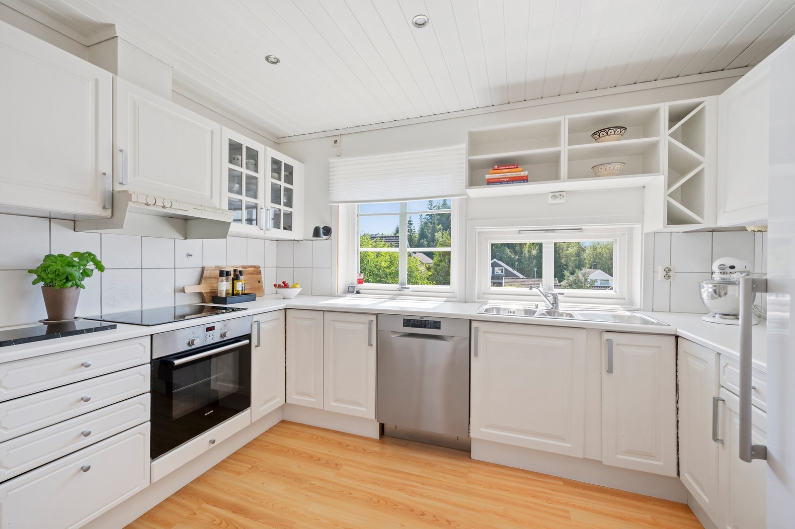 Kjøkkenet ligger naturlig tilbaketrukket fra stuen og er innredet med lyse slette flater og benkeplate av laminat. Galleribilde