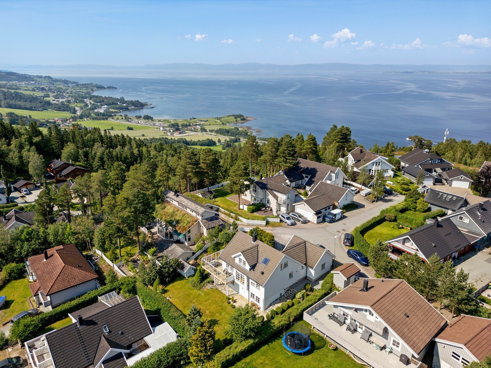 For den som ønsker en aktiv fritid, finnes det mange gode tilbud i nærområdet. Det er kort vei til både Lillesand treningsstudio og Treningssenter Sveberg. I tillegg er det flere lekeplasser, kunstgressbaner og en idrettshall i nærheten. Galleribilde