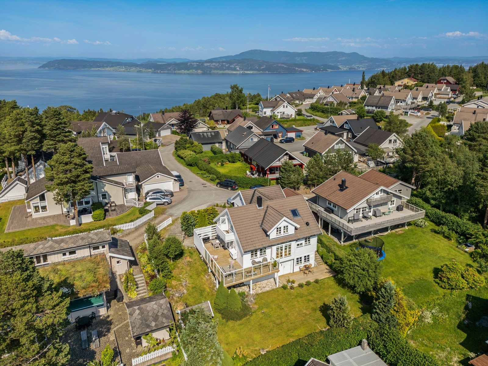 Naturen er lett tilgjengelig med flotte tur- og sykkelstier i Malvikmarka og langs kyststien, perfekt for både korte turer og lengre utflukter, sommer som vinter. Om vinteren prepareres det skiløyper i marka. Galleribilde
