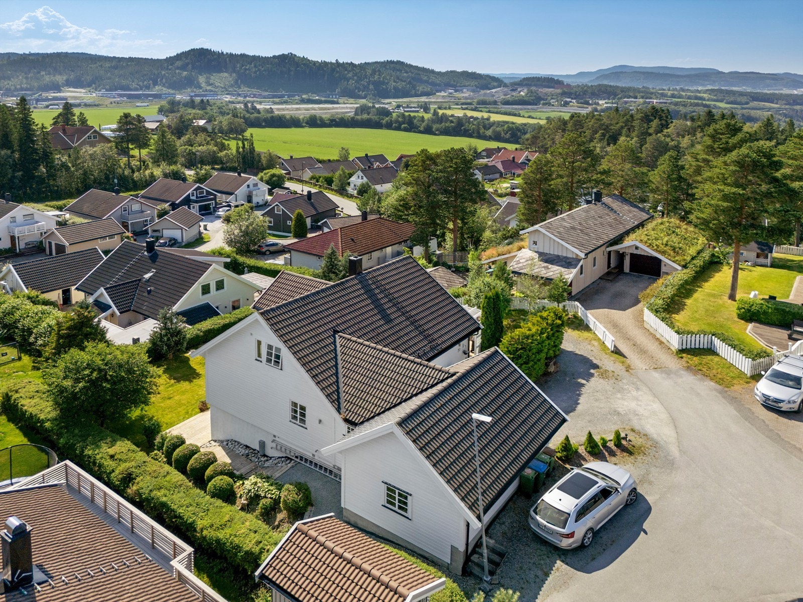 Trondheim lufthavn nås på omtrent 15 minutter med bil. Det er også kort kjøretur til ungdomsskole og videregående skole, noe som gjør området svært praktisk for barnefamilier. Galleribilde