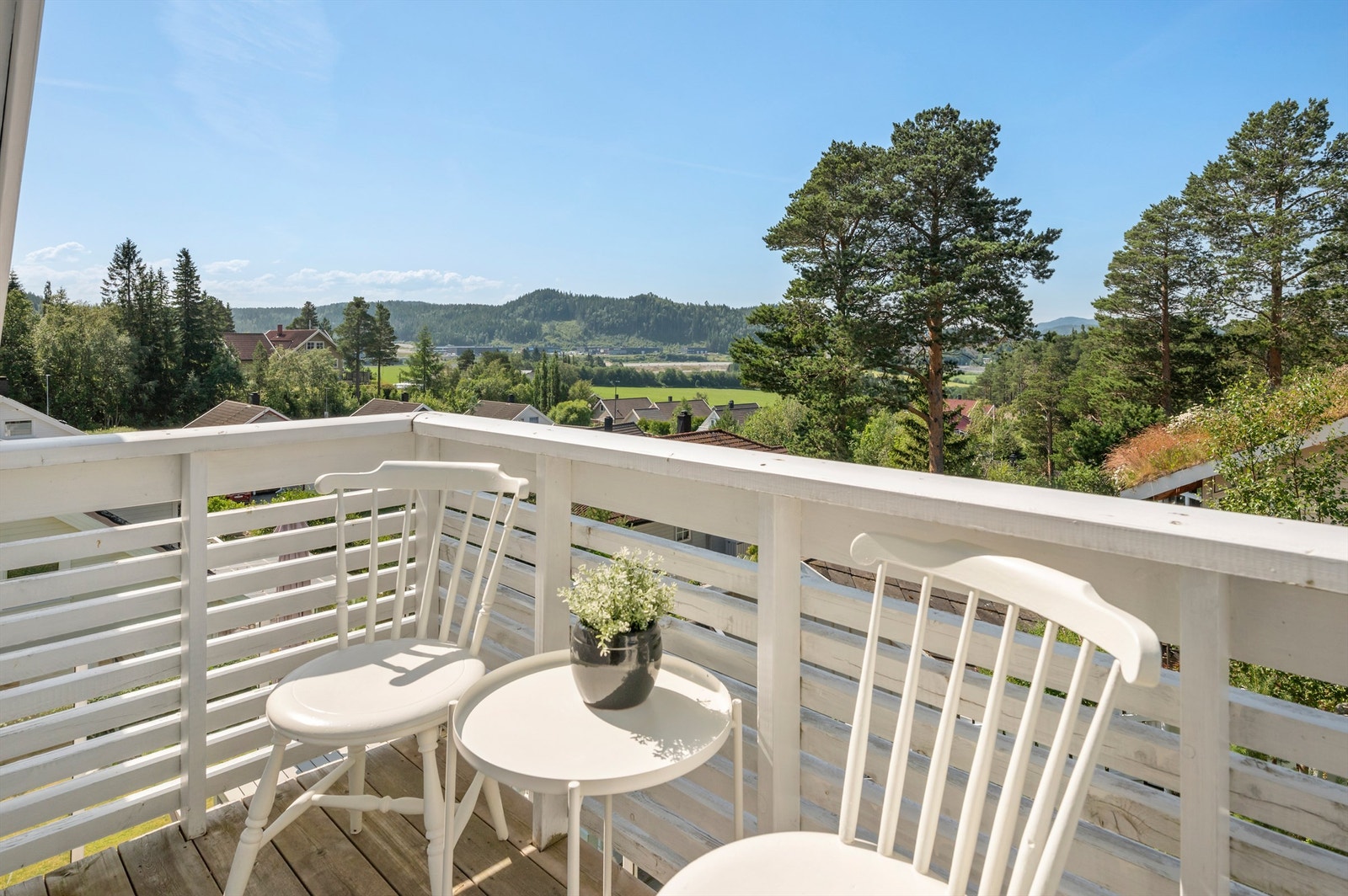 Fra soverommet har man direkte utgang til en koselig balkong med gode sol- og utsiktsforhold. Galleribilde