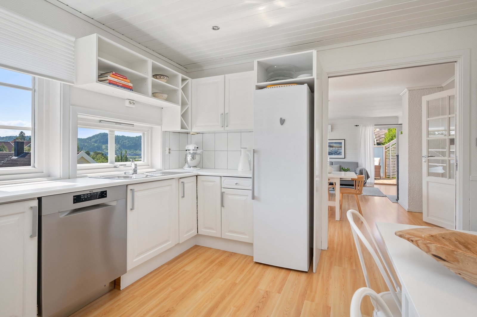 Kjøkkenet på 13 kvm er videre innredet med integrert stekeovn og platetopp samt frittstående oppvaskmaskin og kjøleskap. Galleribilde